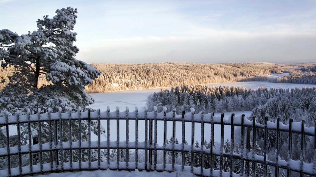 Talvinen järvi- ja metsämaisema avautuu näkötornista.