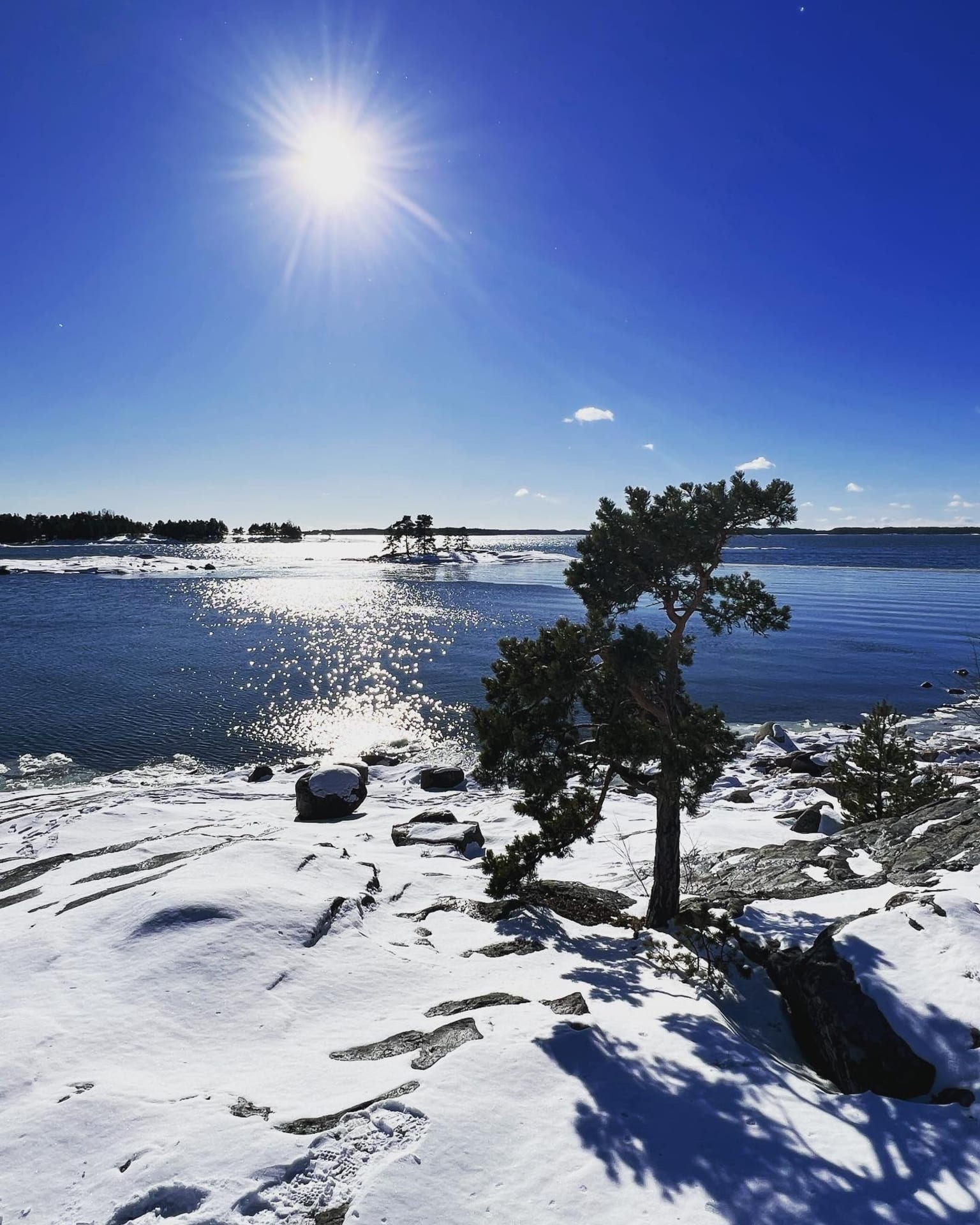 Jäiden lähtö keväisellä merenrannalla
