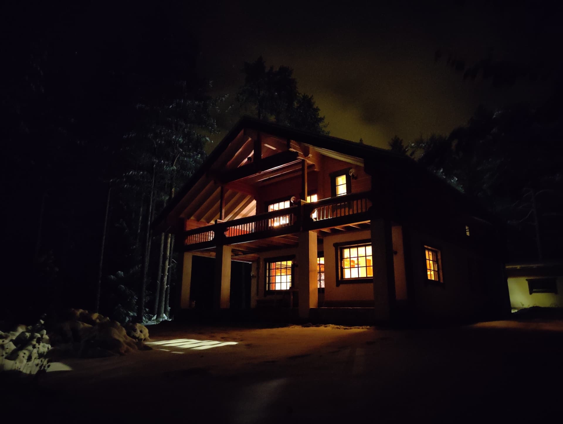 During the winter nights only the own lights light the surroundings. 