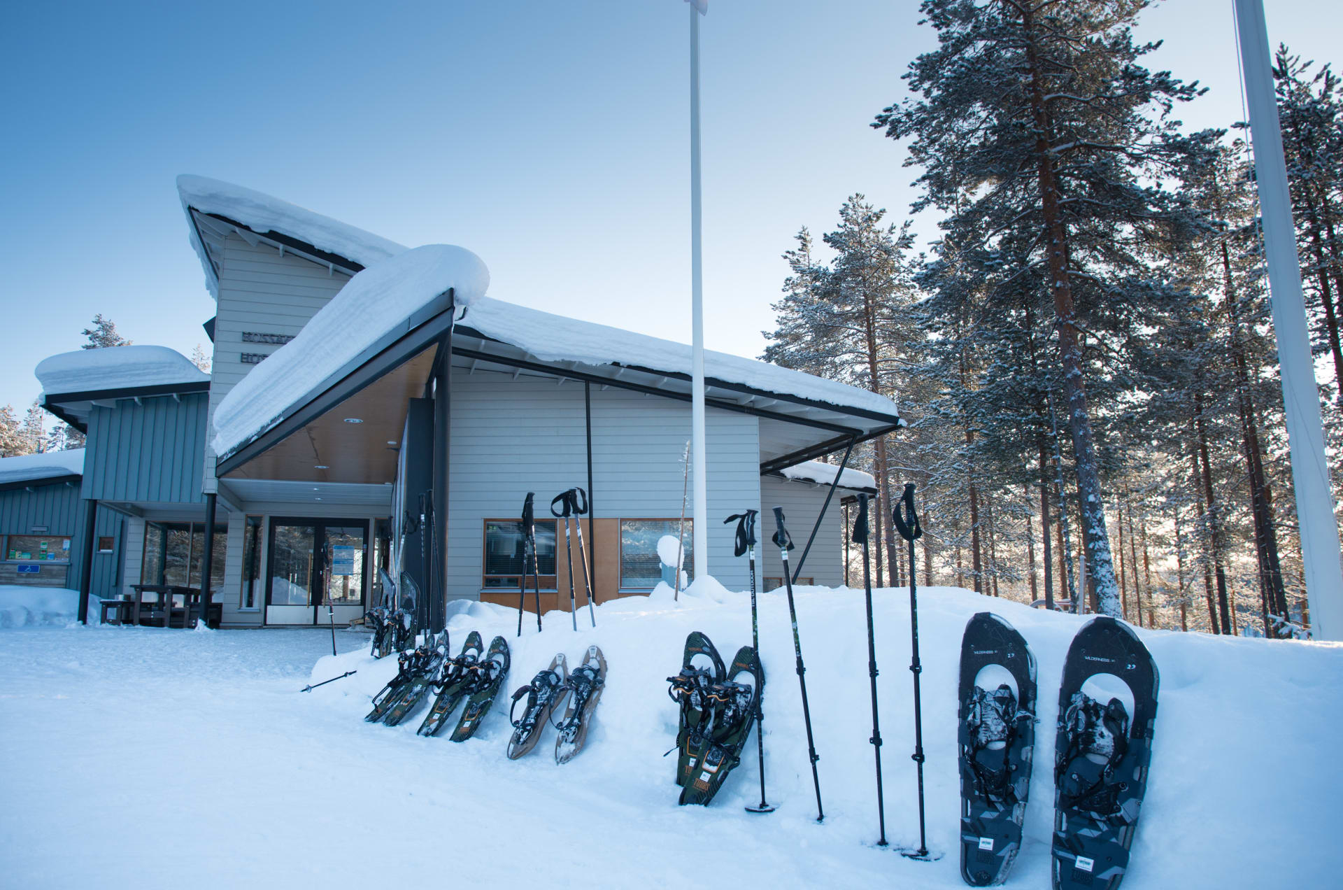 Luontokeskus edestäpäin kuvattuna talvella