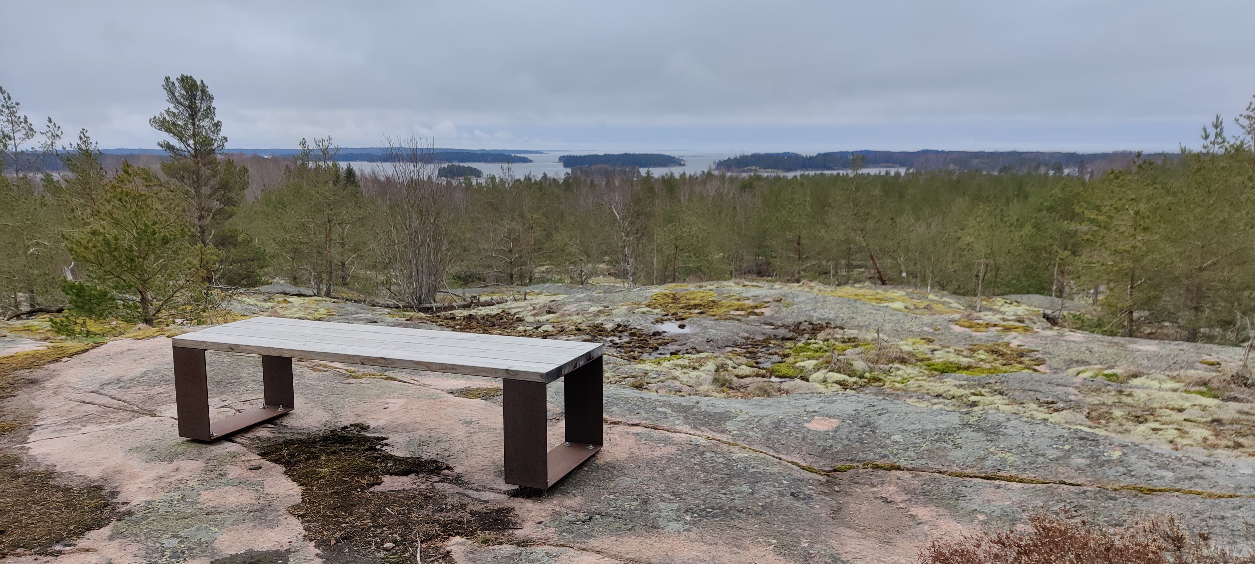 Maisema Kopparnäs-Störsvikin saaristoon Råbergetin päältä.