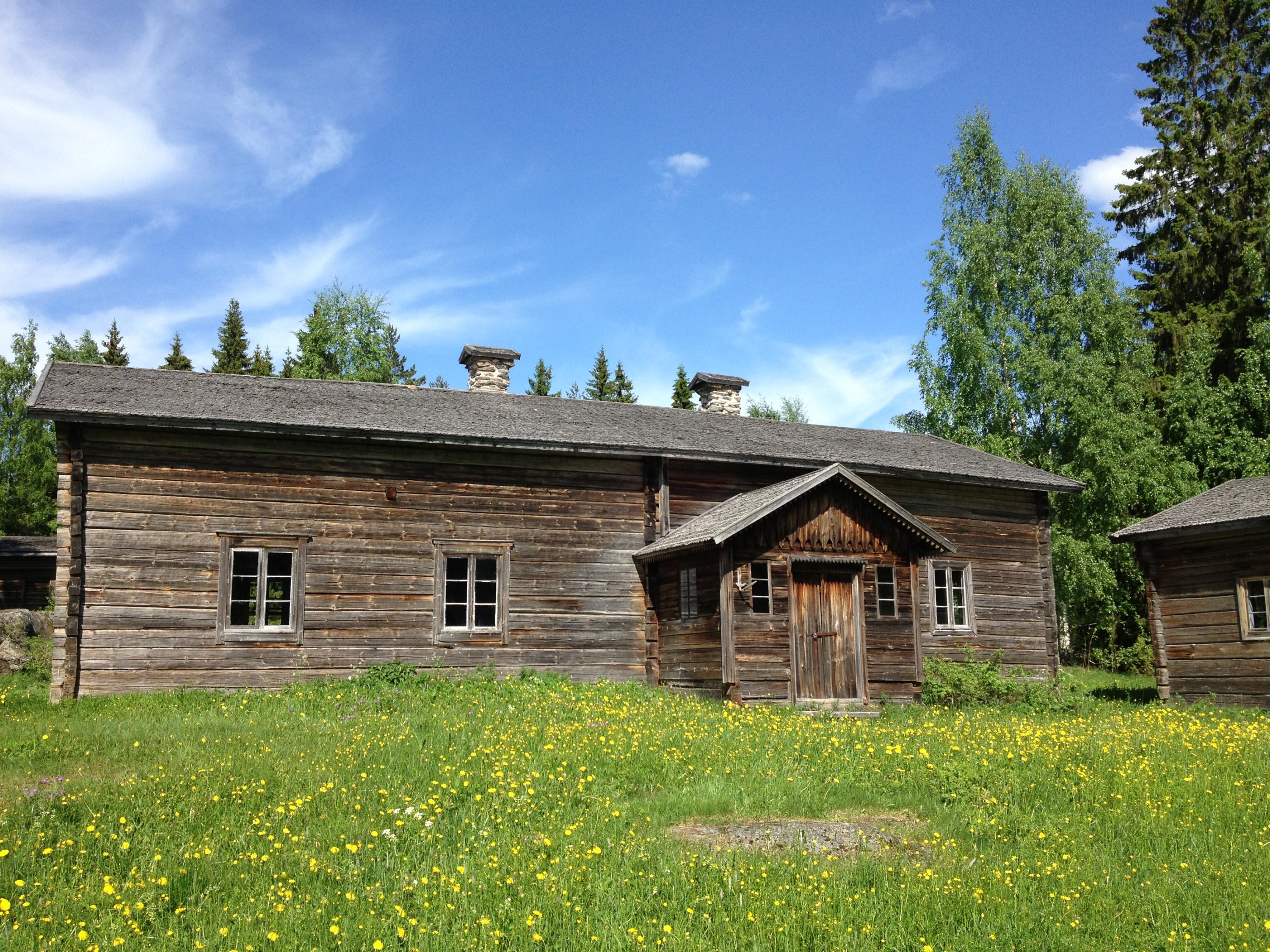 Vanha hirsirakennus.