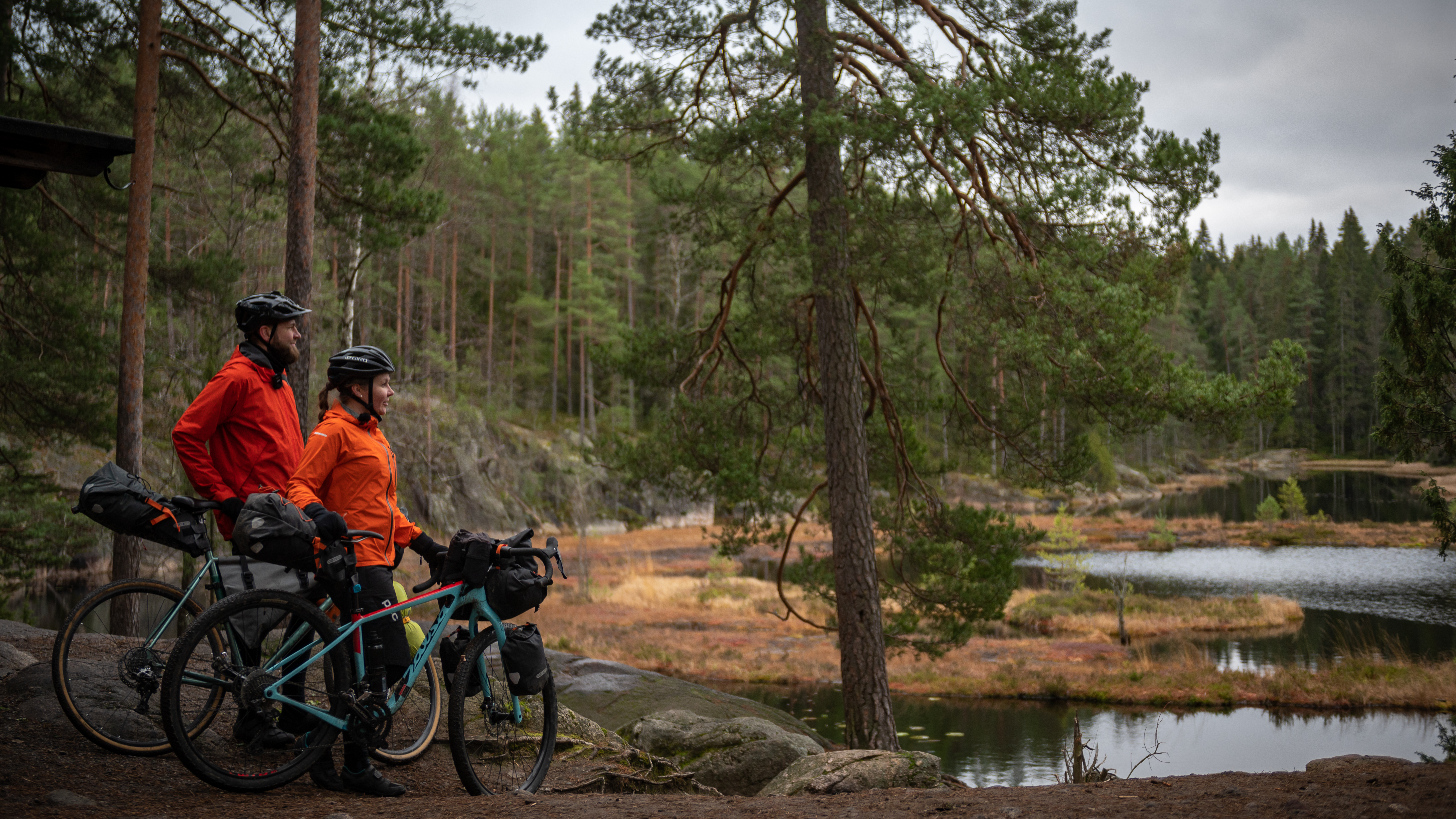 pyöräiljät seisovat järven äärellä
