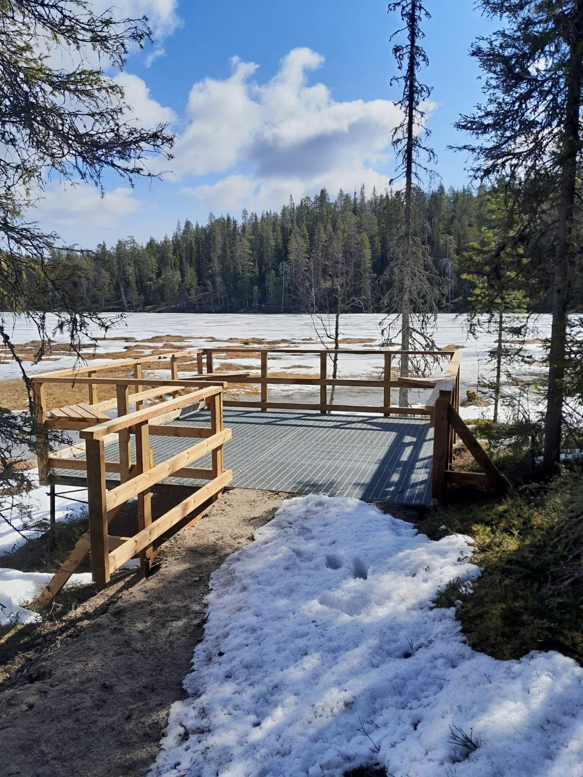 Kolmiloukkosen lammen rannalla on esteetön näköalatasanne.