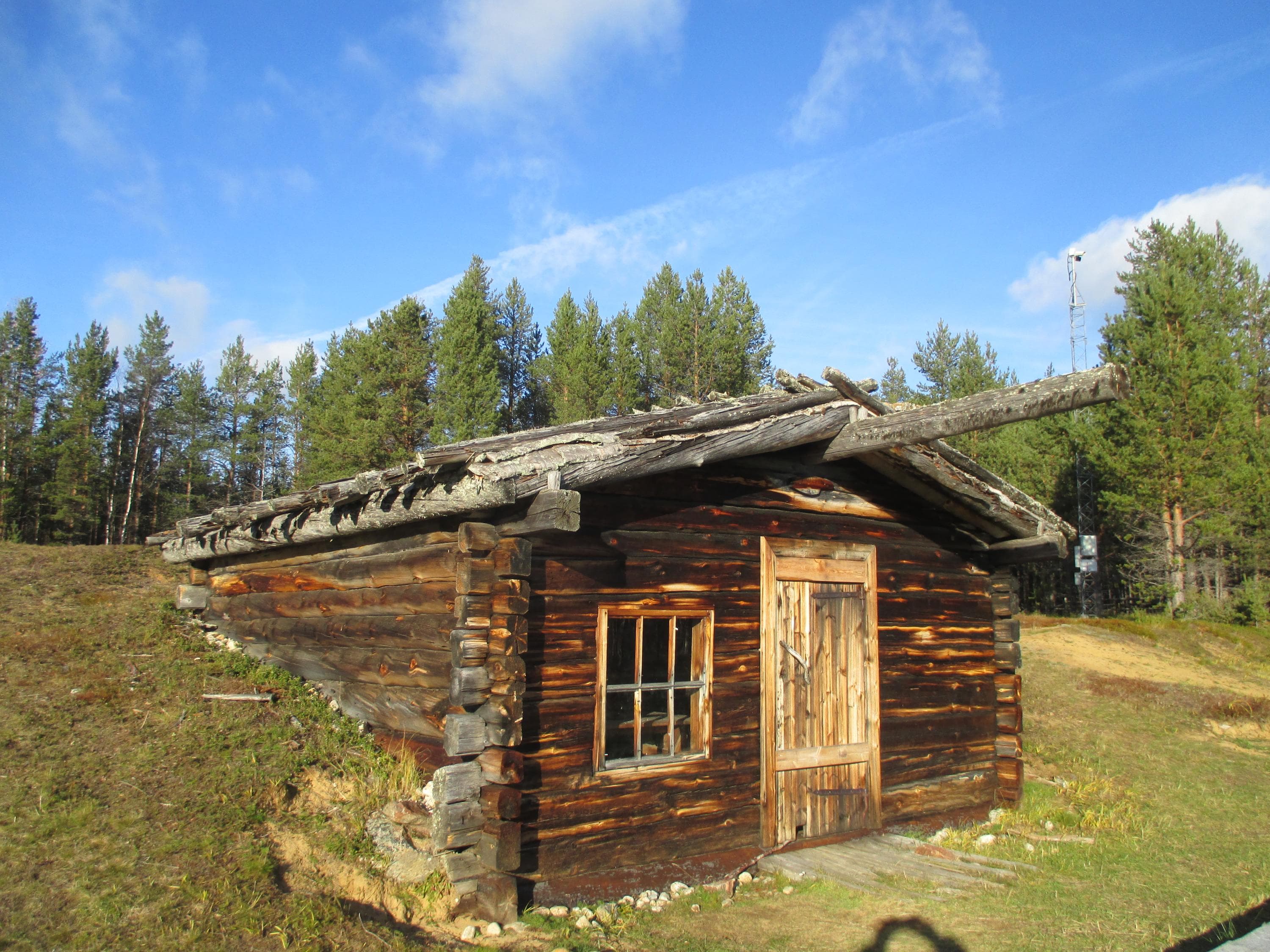 Rinteeseen rakennettu tupa.