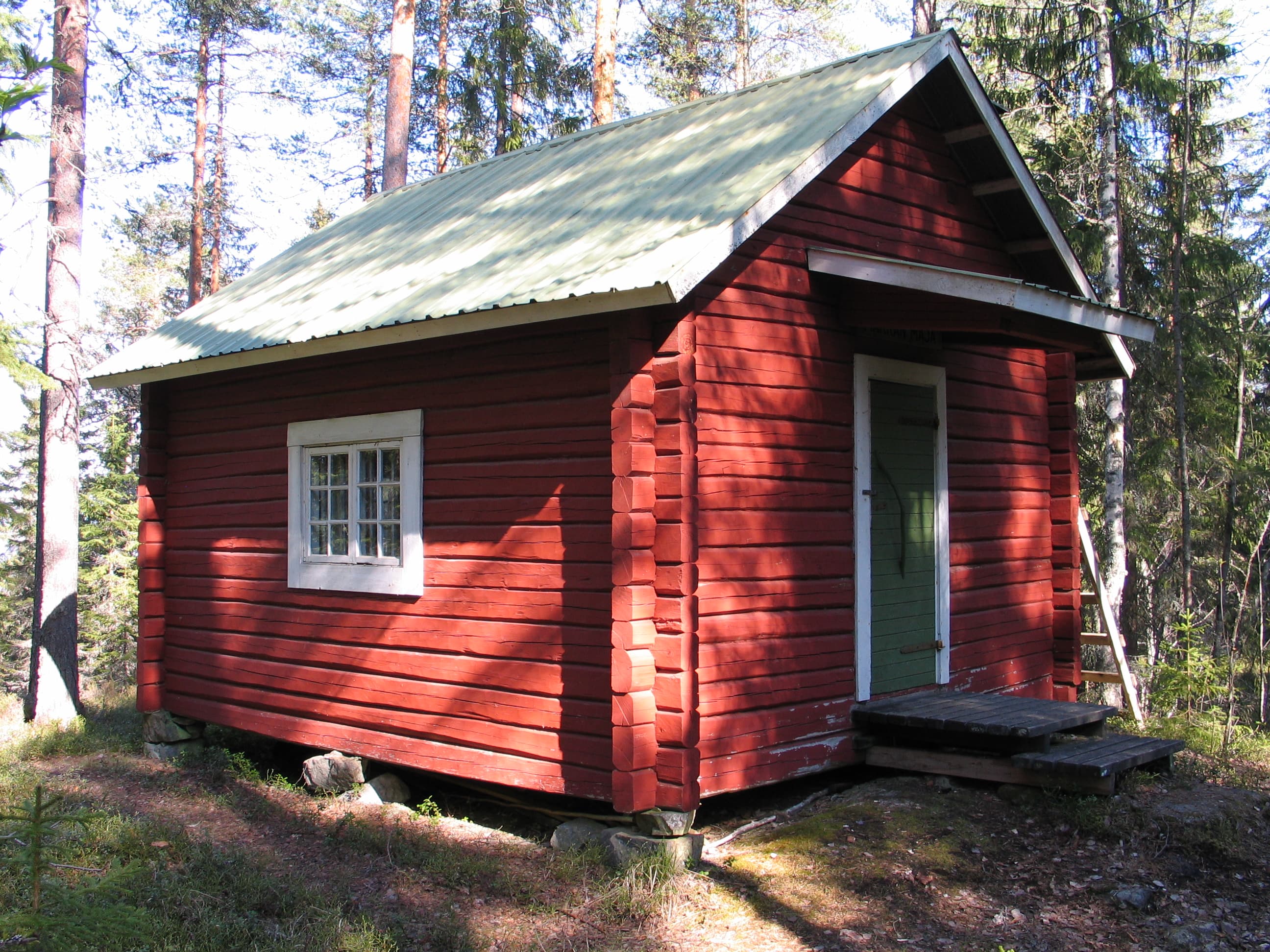 En röd stuga.