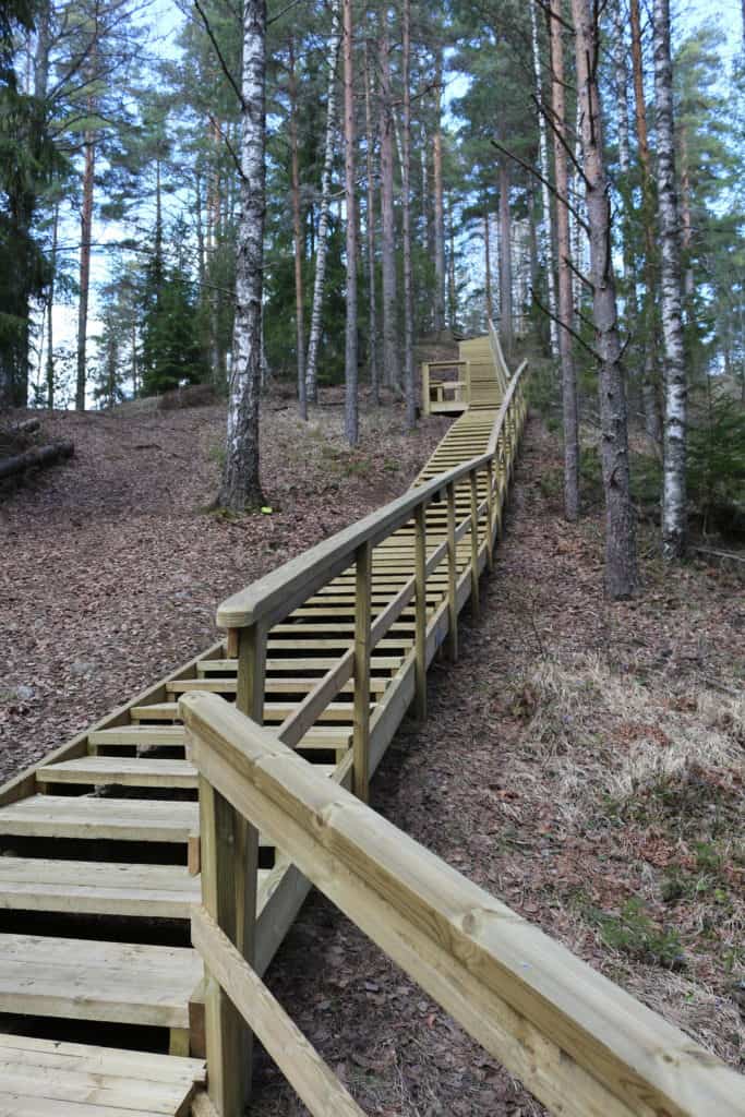 Kuntoportaat, jotka johtavat Tenholan linnavuorelle.
