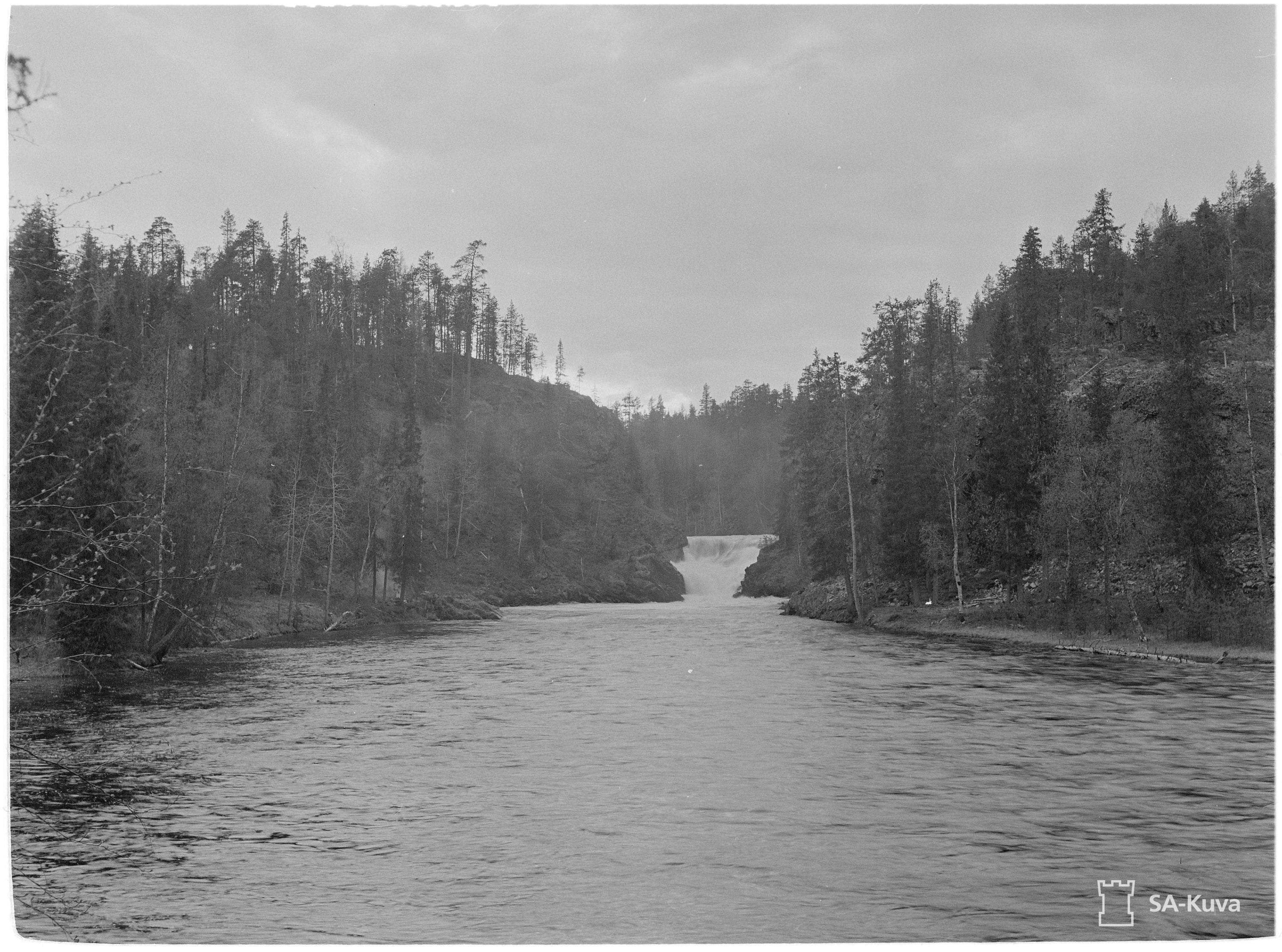 Vanha, mustavalkoinen kuva Jyrävän vesiputouksesta.