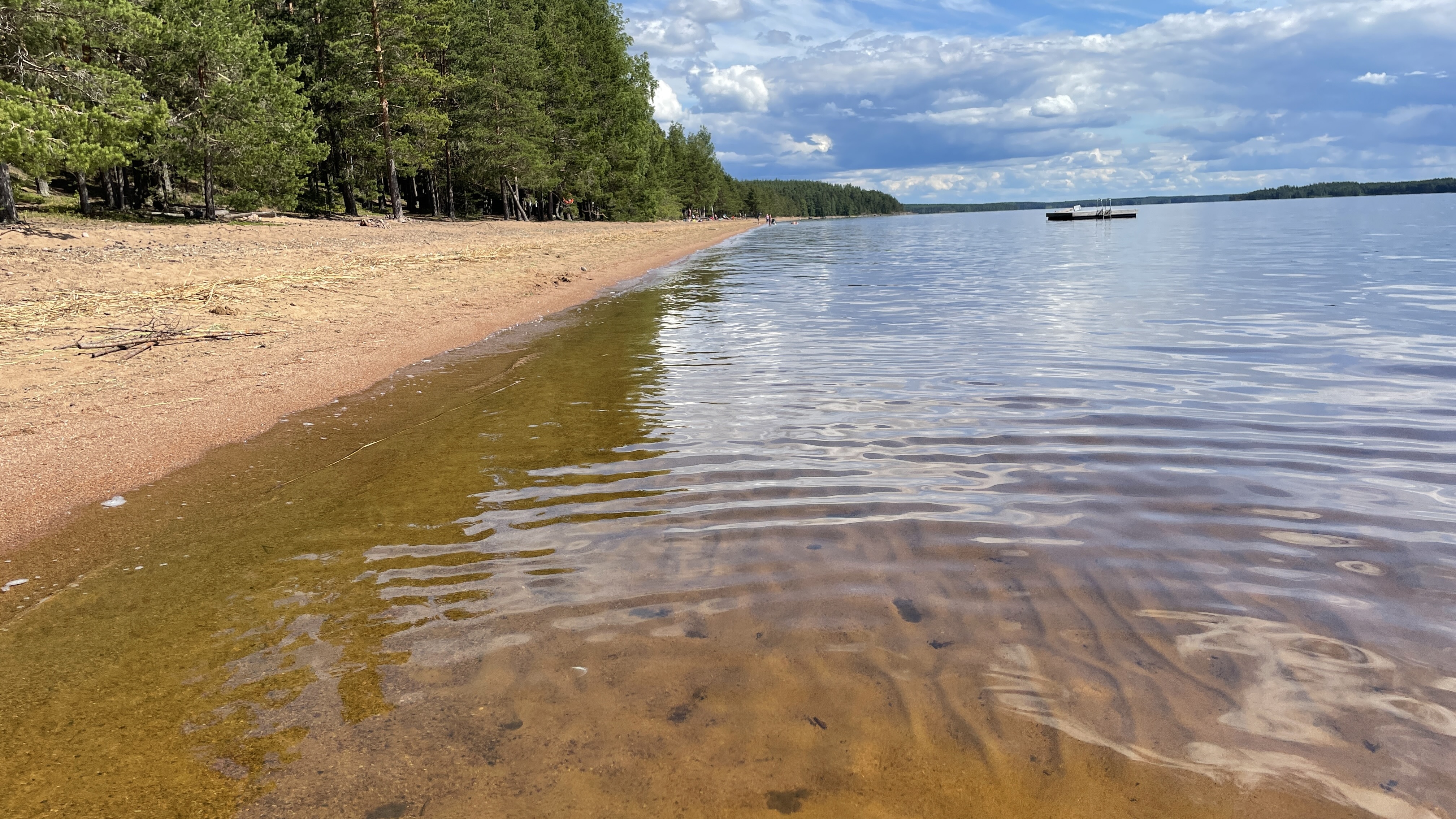 Huuhanranta on pitkä hiekkaranta.