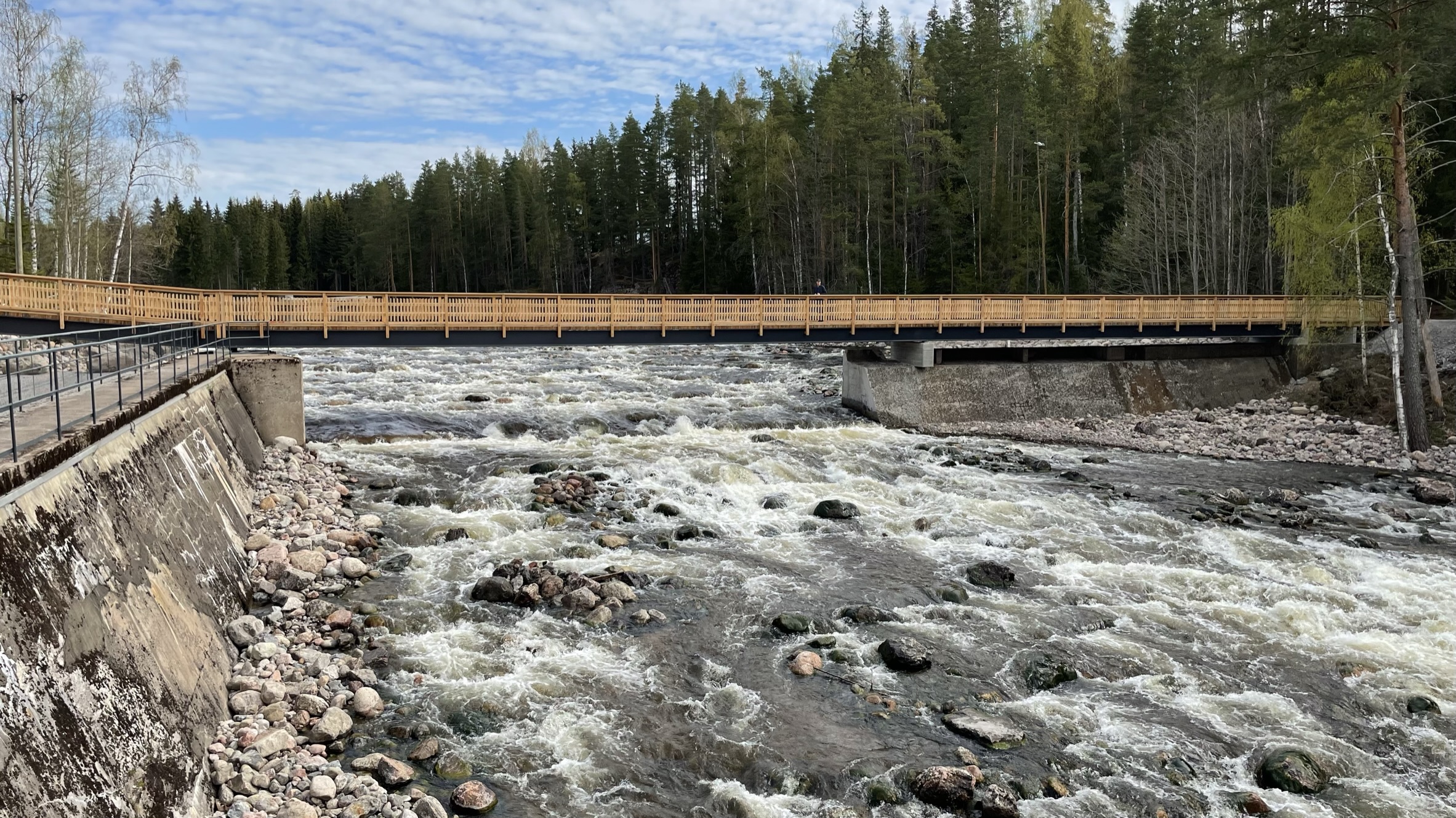 Puusilta Lahnasenkosken kuohujen yllä.