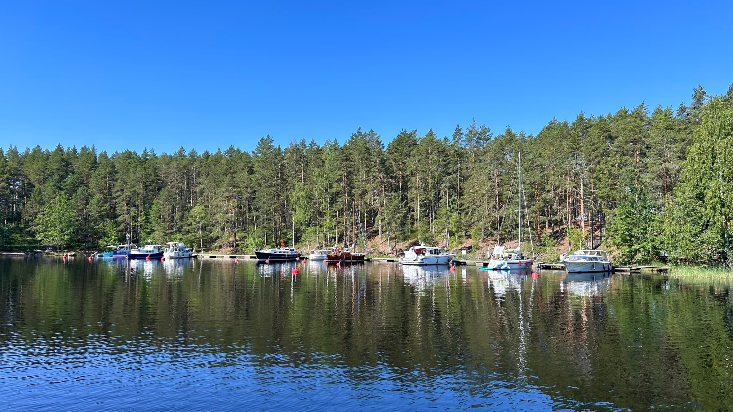 Veneitä laiturissa, näkymä vesiltä lähestyttäessä.