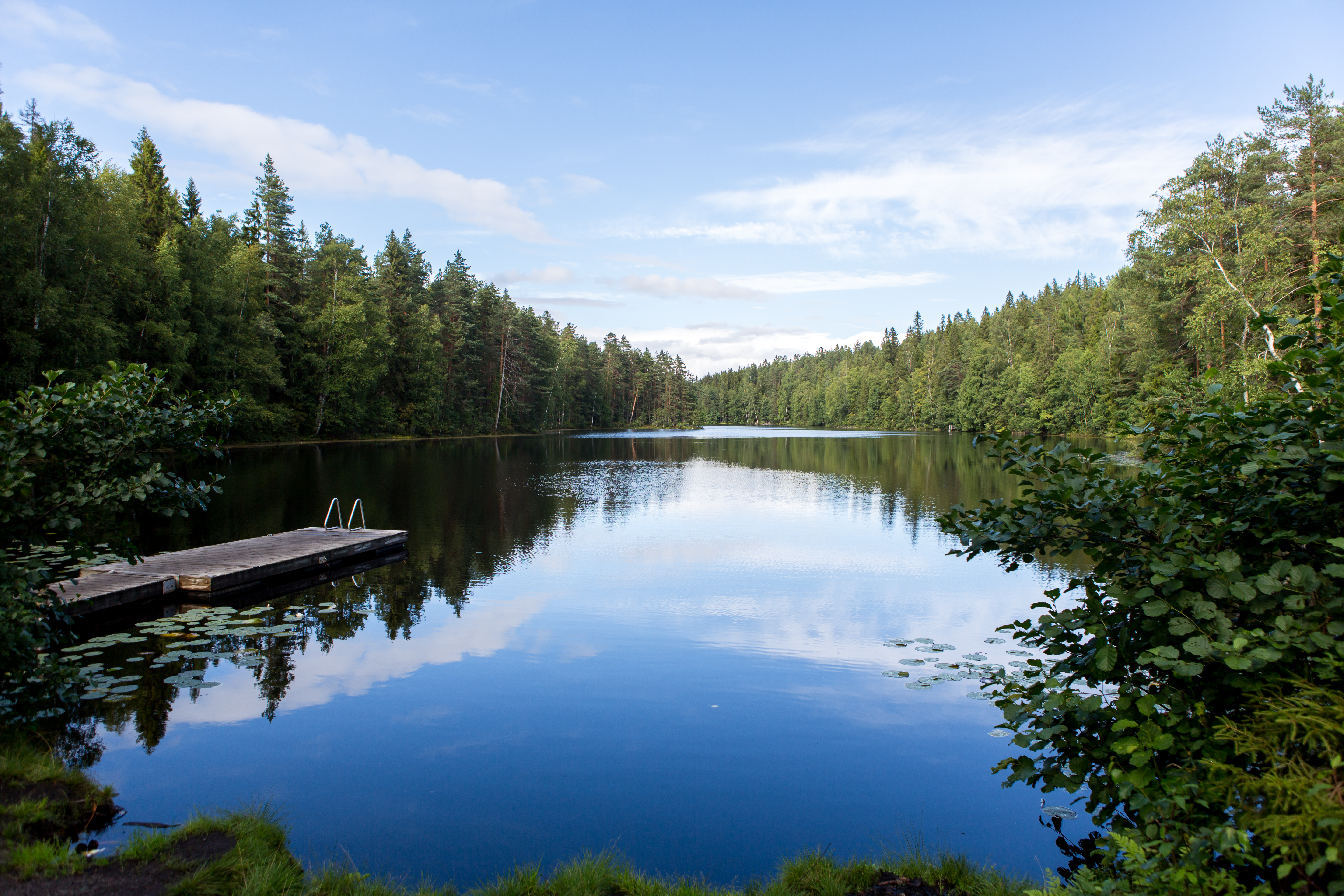 Piilolammin virkistysalueella pääsee retkeilemään rauhallisen lammen rantaan.