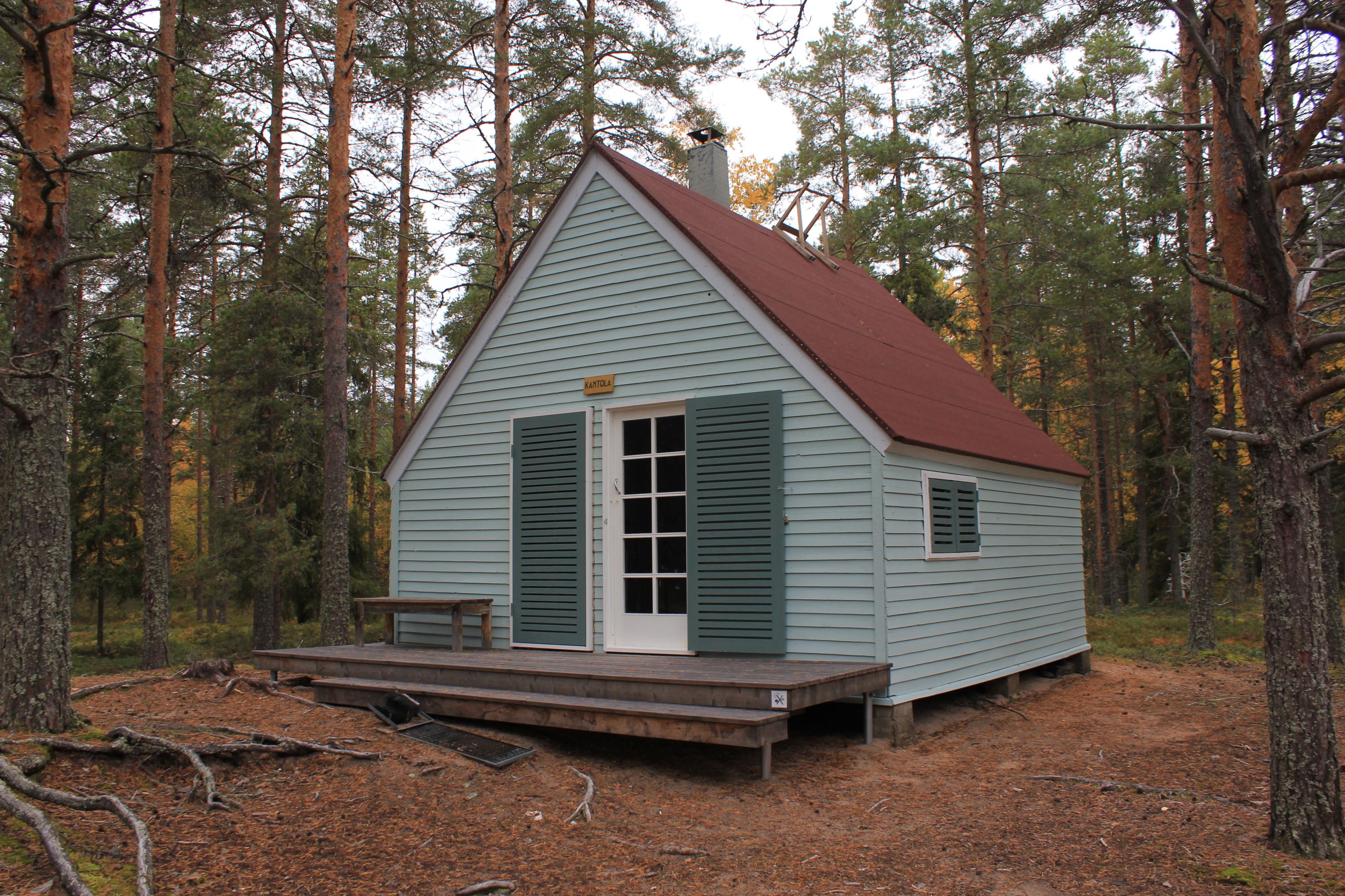 Vuokratupa keskellä, taustalla mäntymetsää.