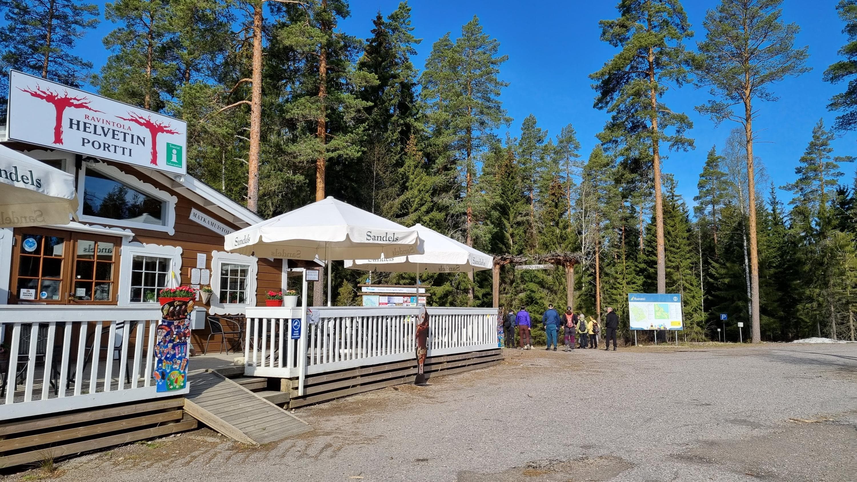 Metsän vieressä on rakennus, jossa on terassi.