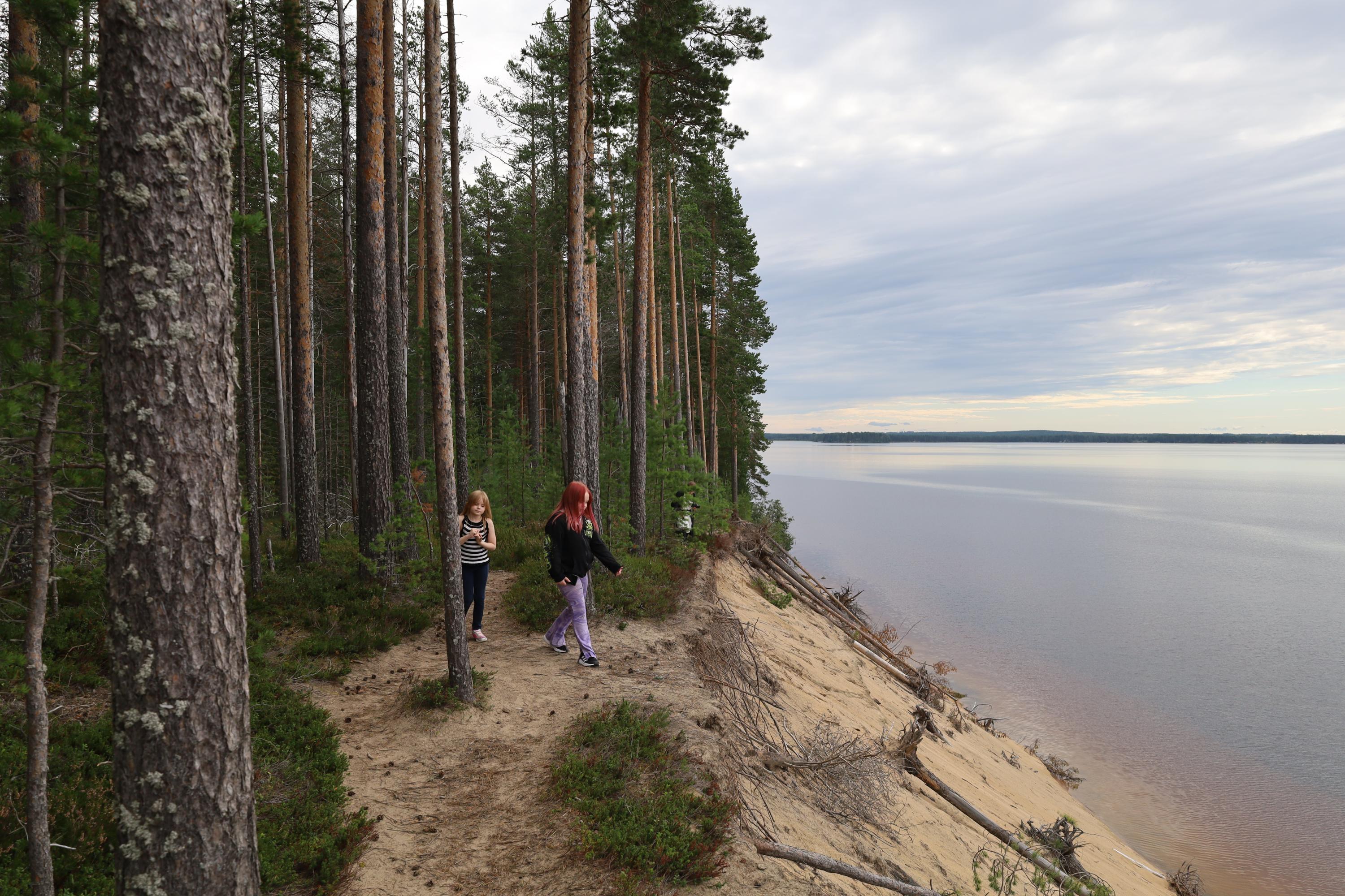 On the way to Lentohiekka, you walk very close to the edge of a steep sandbank.