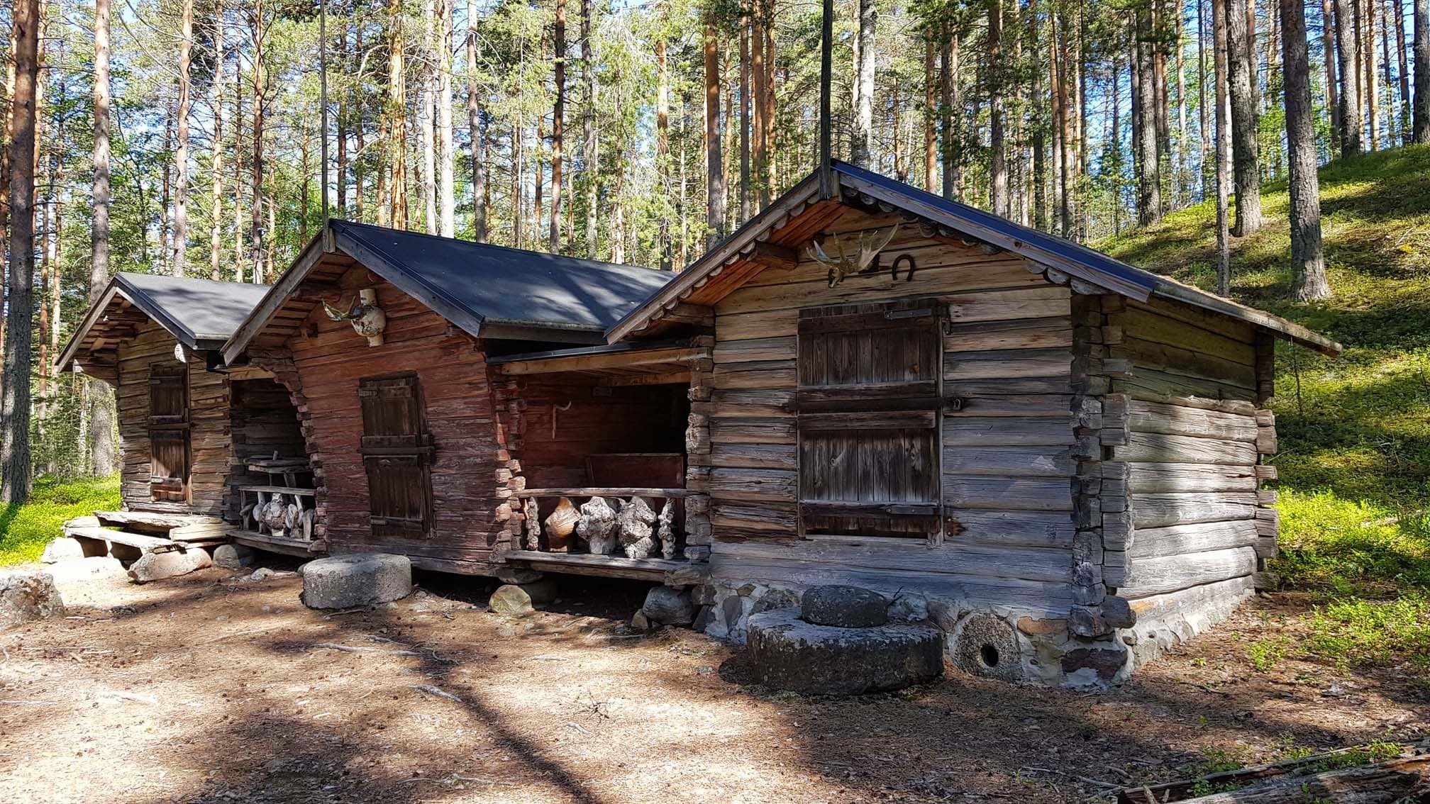 Kolmiosianen aittarakennus on osa Hytermän erikoista rakennuskantaa.