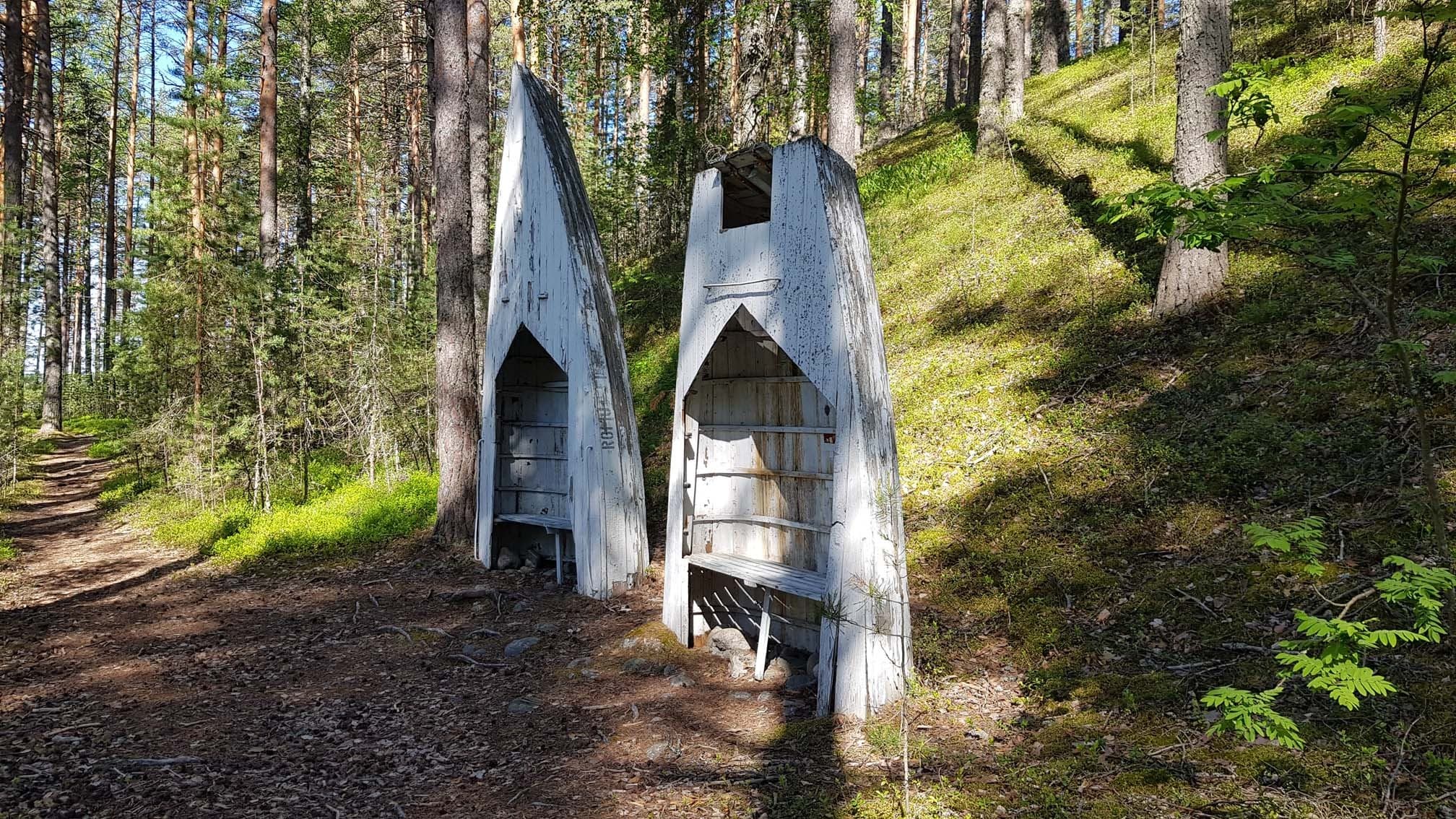 Hytermän entinen asukas, Romu-Heikki laati mieleikuvituksellisia levähdyspaikkoja polkujen varrelle.