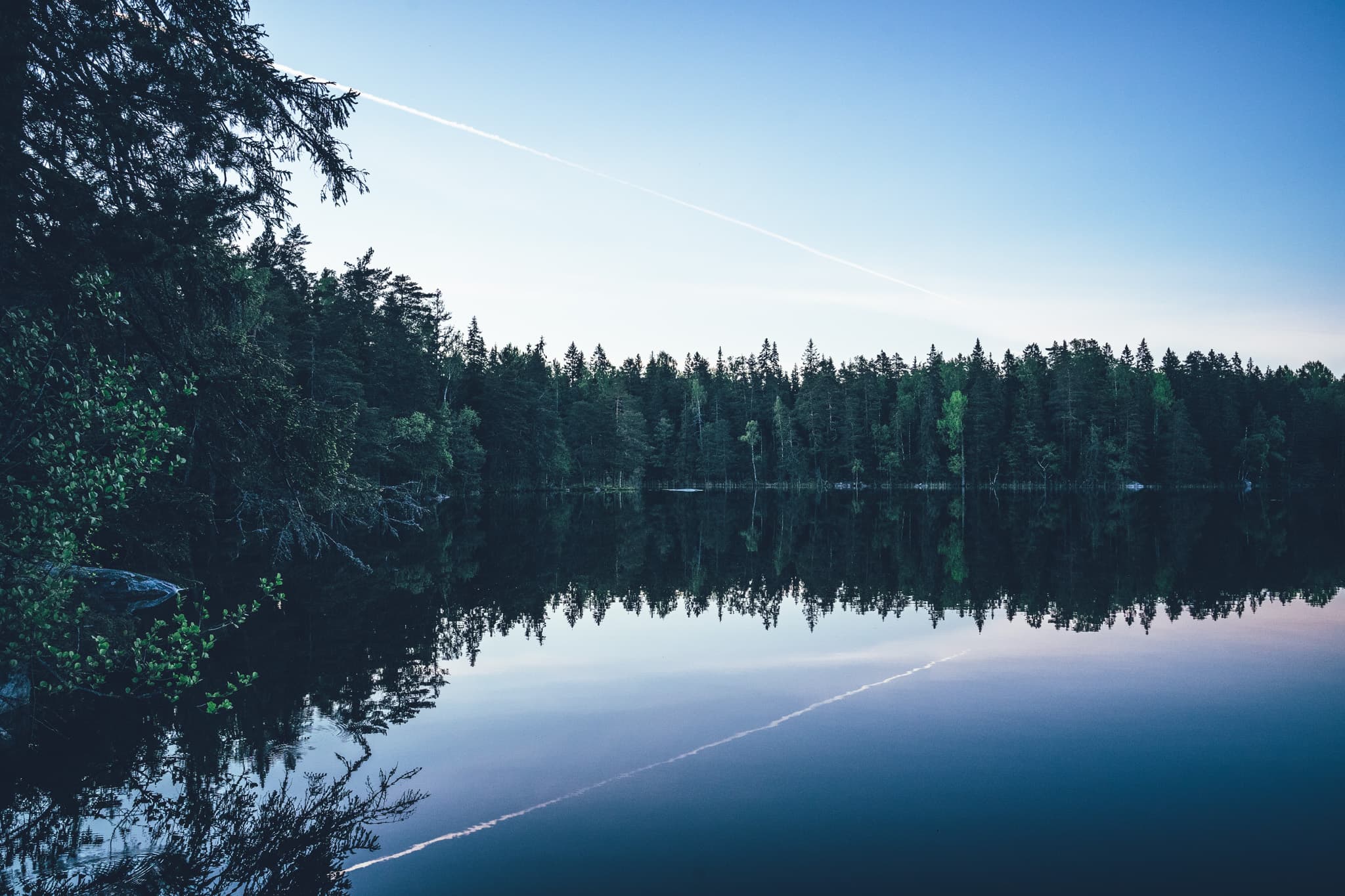 Järvimaisema ilta auringossa