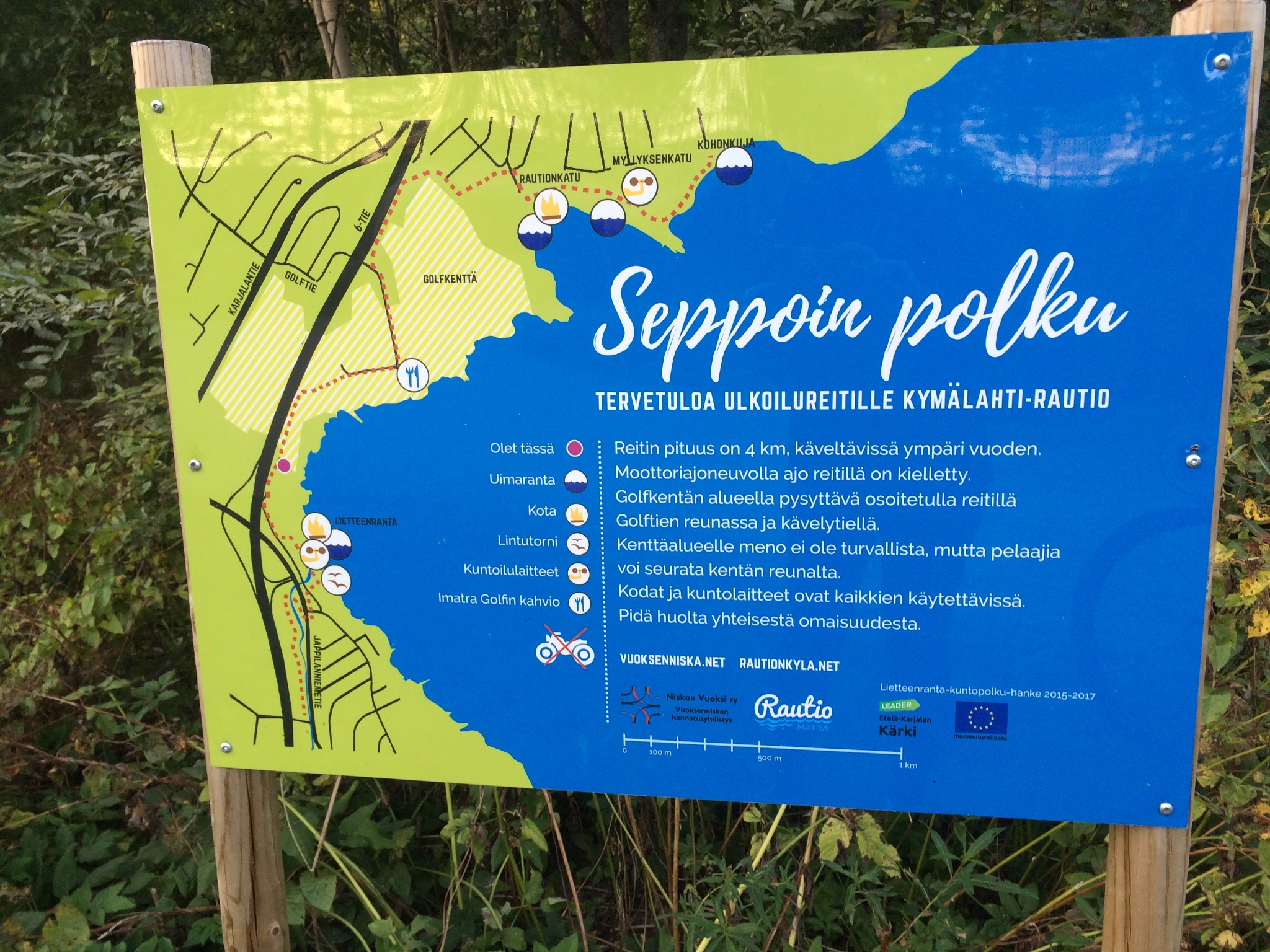 Kartta Seppoin polusta, joka on ulkoilureitti Kymälahdessa ja Rautiossa. Kartassa näkyy reitin pituus (4 km), kulkusuunta, sekä erilaisia maamerkkejä kuten golfkenttä, uimaranta ja laavu. Lisäksi kartassa on tietoa reitin käytöstä ja säännöistä.