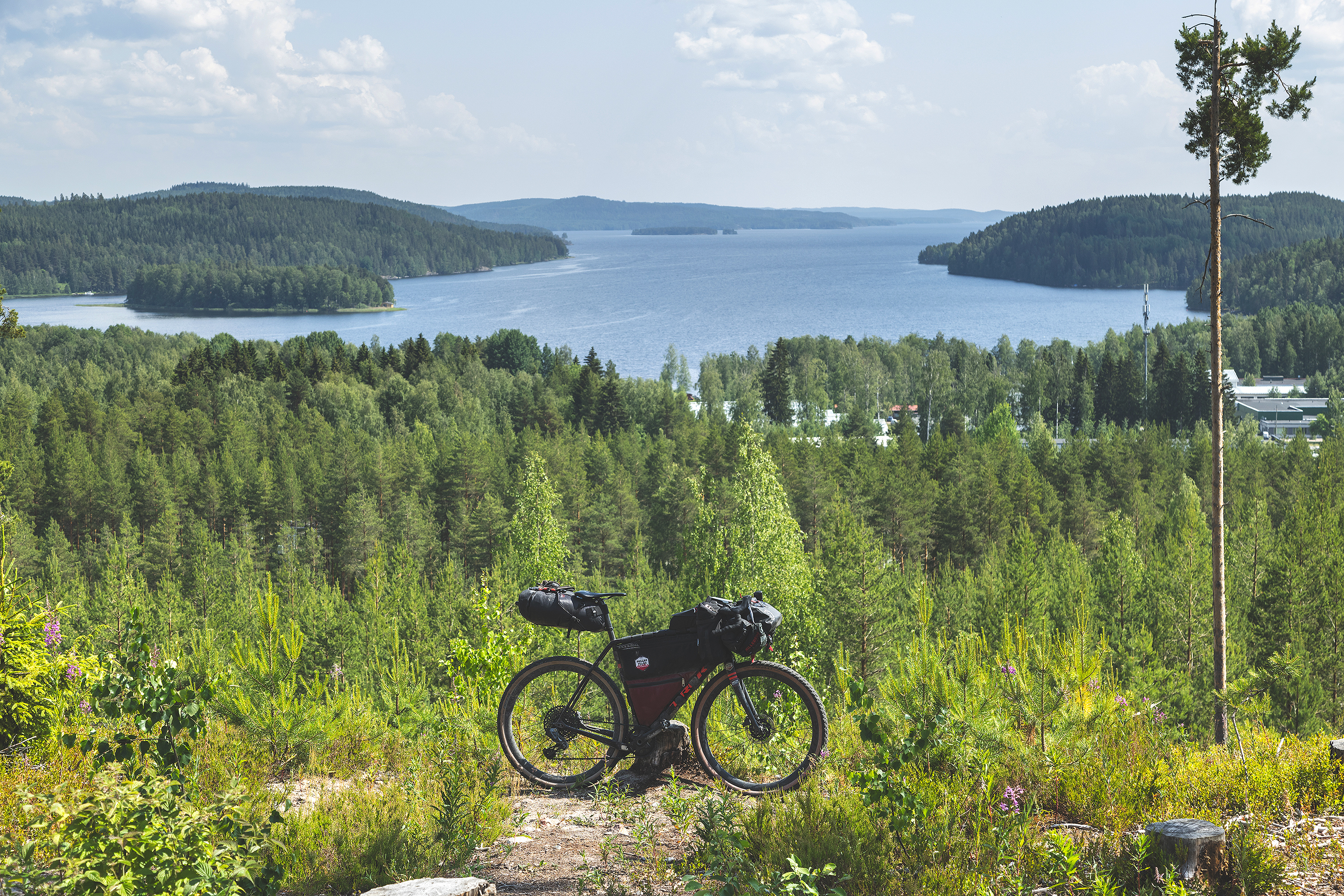 Gravel pyörä mäellä. Taustalla  järvimaisema.