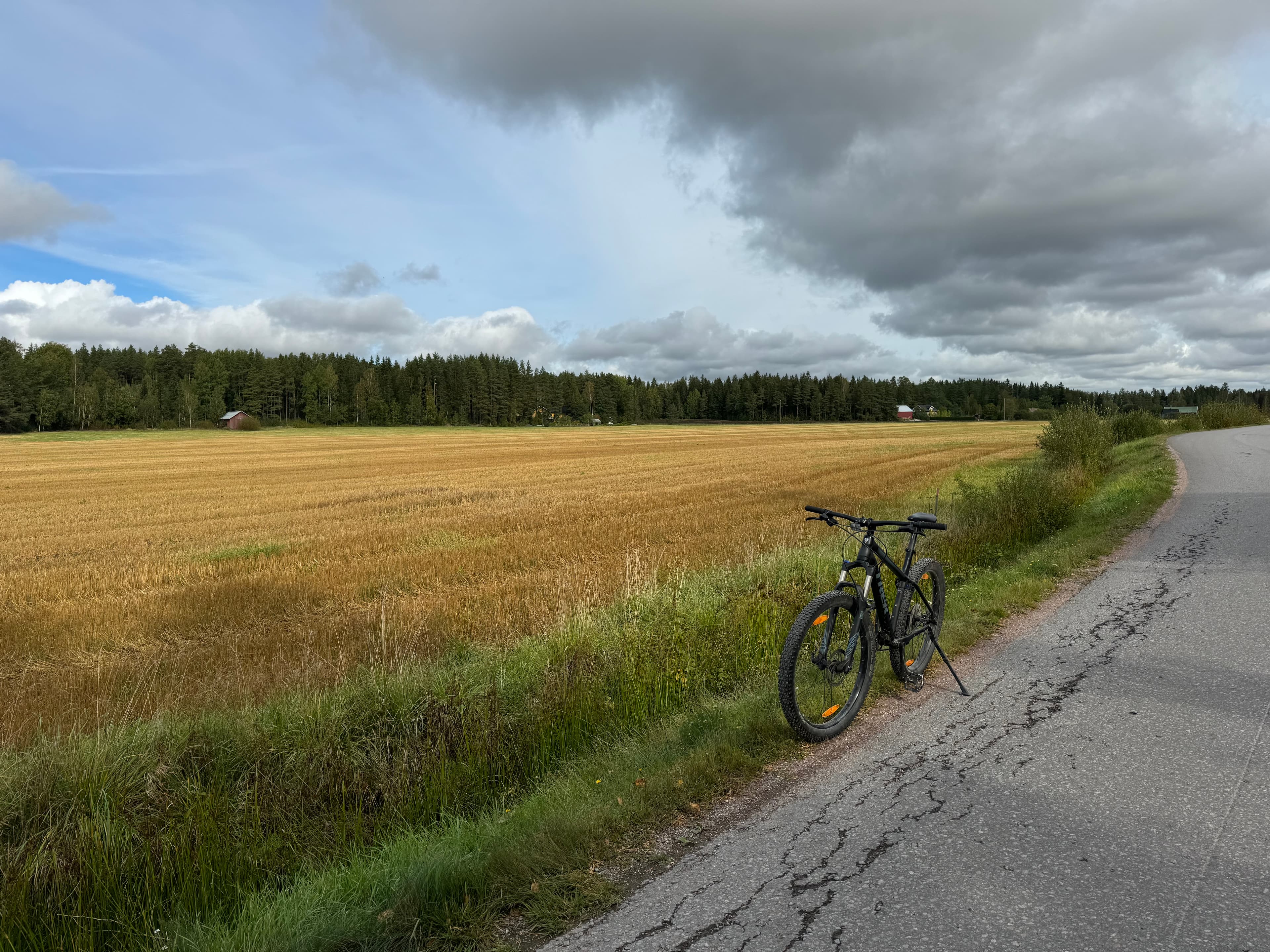 Kuuden kunnanosan kierroksen maisemia. Pyörä ja peltomaisema
