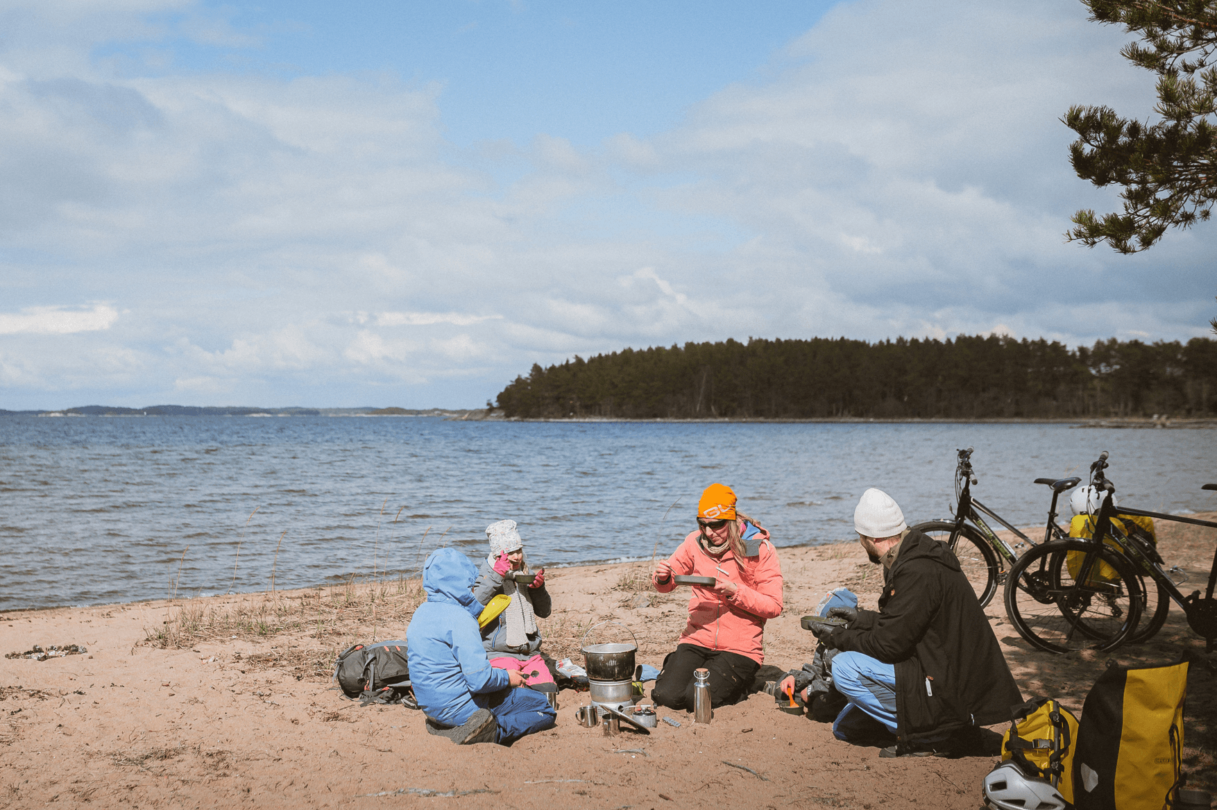 Ihmiset taukoa pitämässä uimarannalla