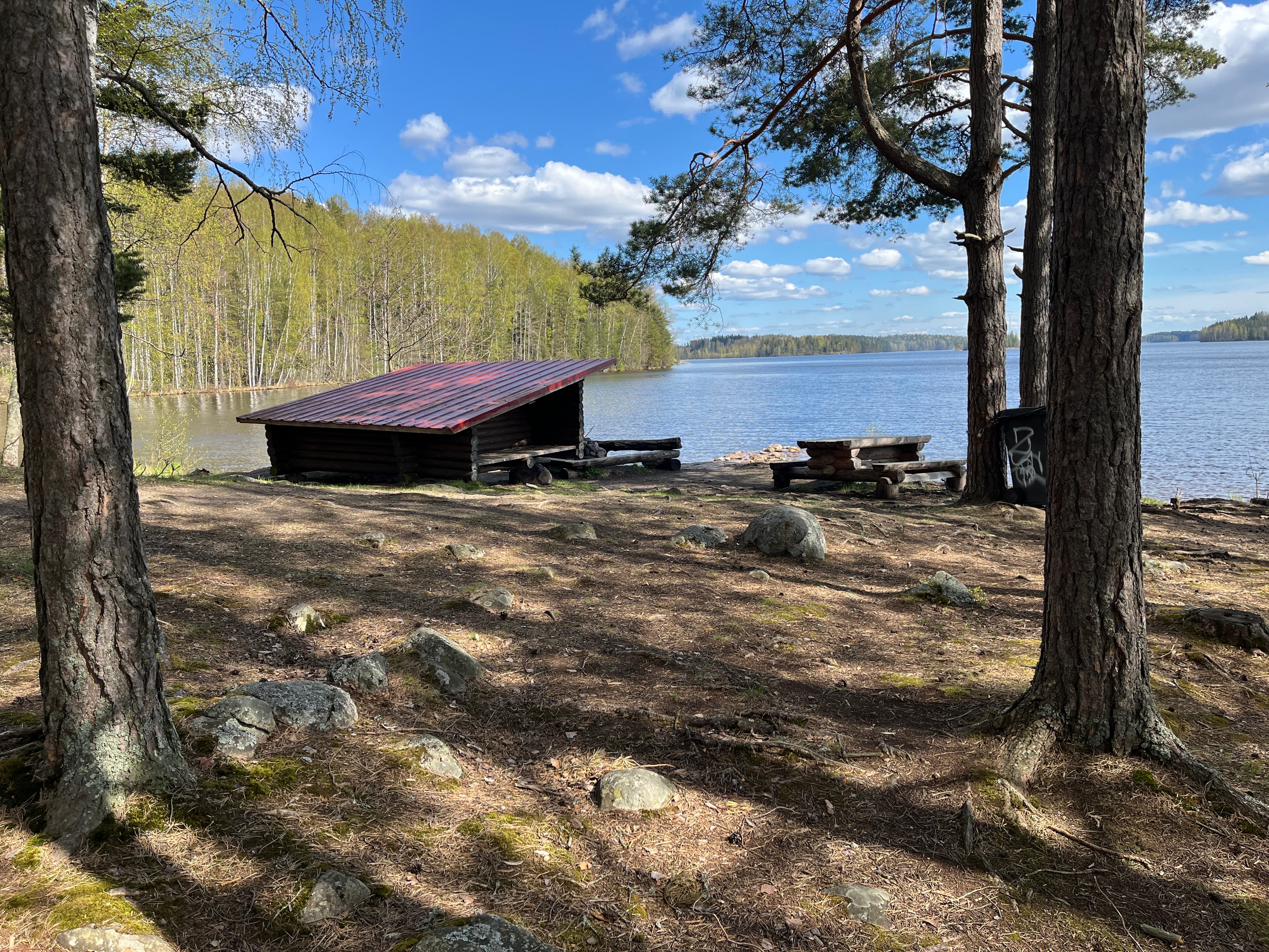 Koskensaaren laavu sijaitsee etelärannalla.