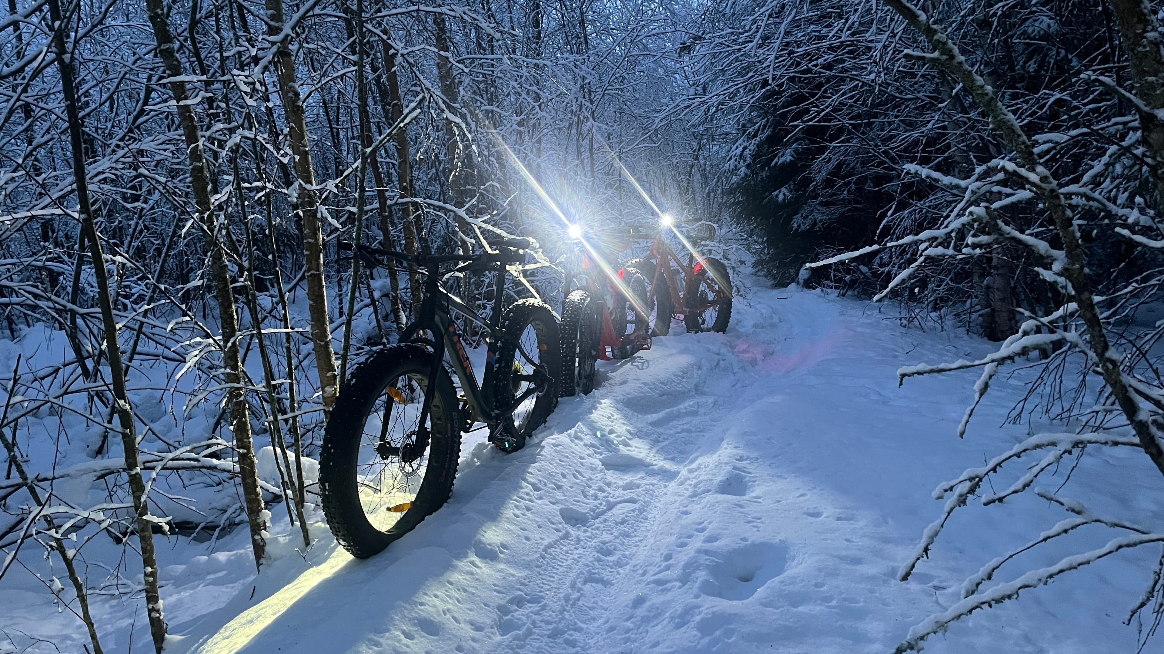 Polku talvella ennen kuin kone on avannut reittiä.