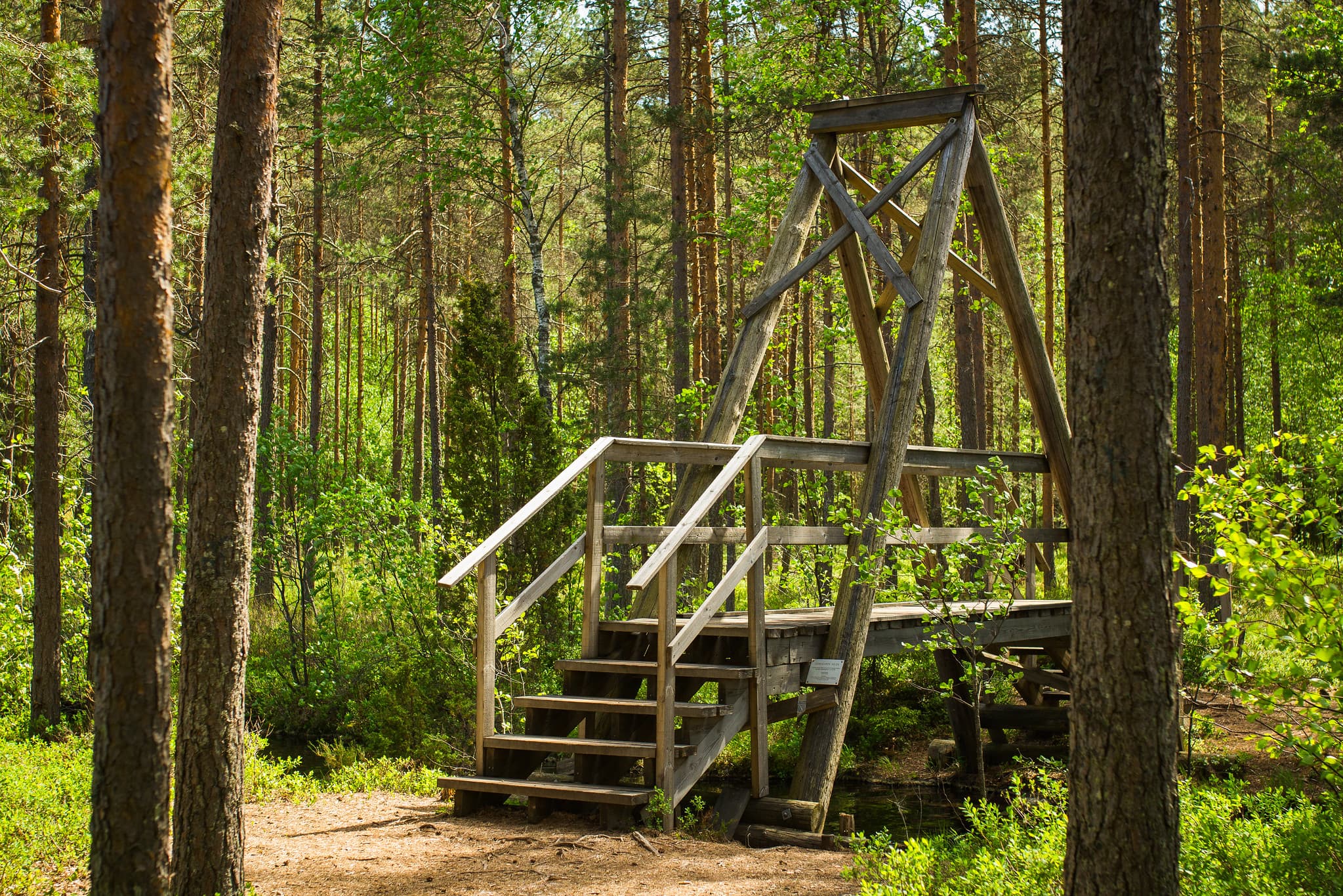 Silta ylittää pienen ojan, joka yhdistää kaksi järveä.