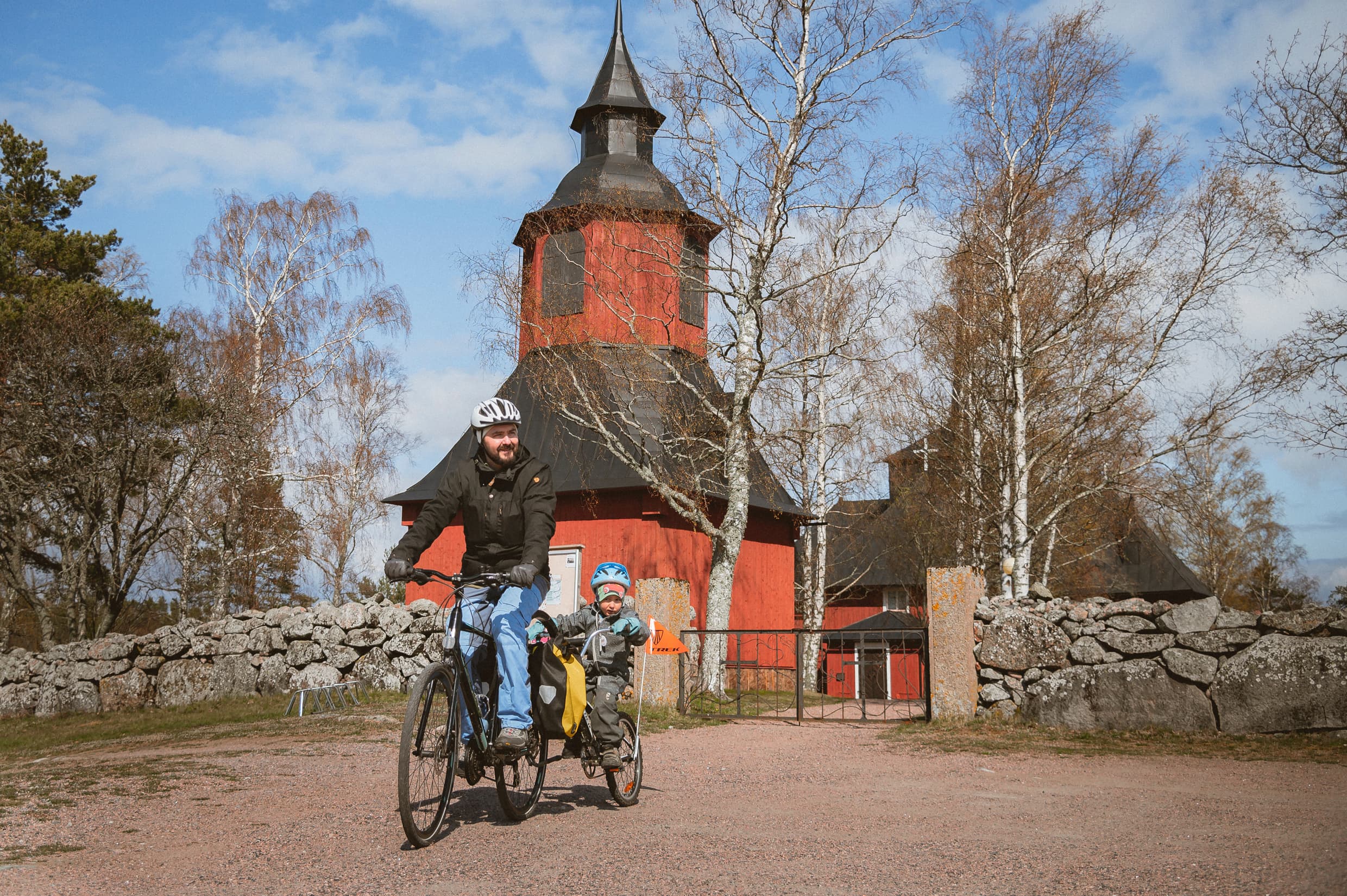 Hiittisten kirkko ja pyöräilijä