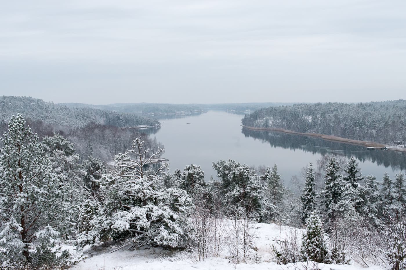 Leppäkerttupolulta avautuva talvinen näkymä merelahdelle.