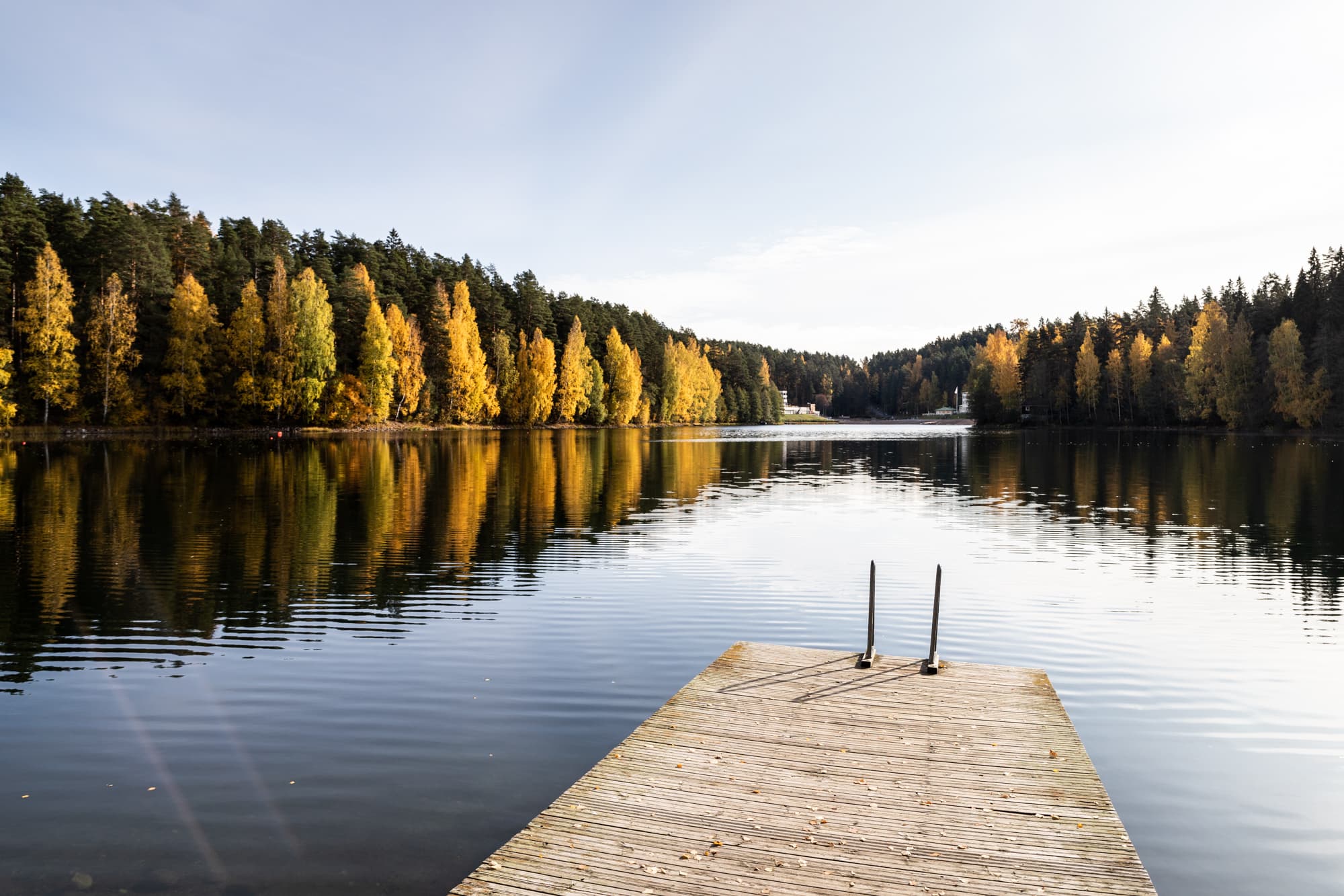 Ahvenistonjärvi sijaitsee luonnonsuojelualueella ja järvessä ei saa kalastaa