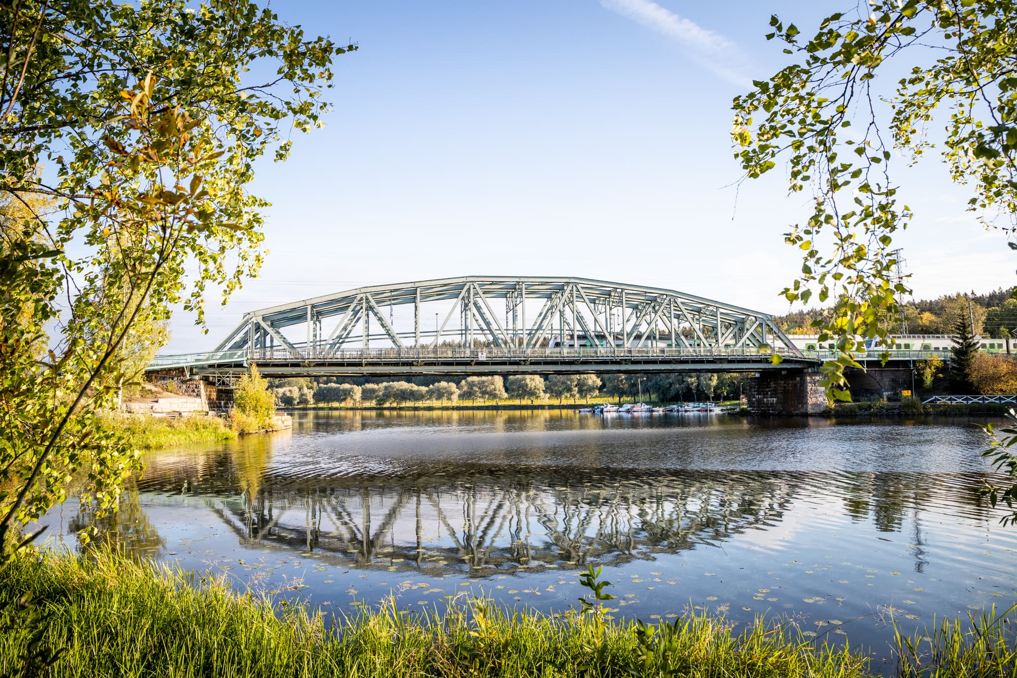 Edessä järvi, kaarisilta taustalla