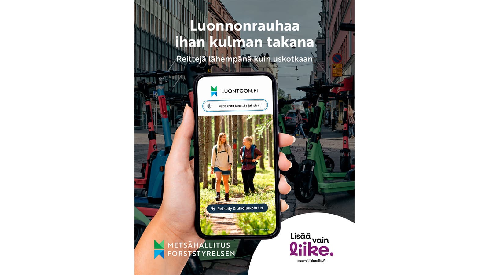 Mainos, jossa kädessä on kännykkä ja näytöllä näkyy Luontoon.fi.