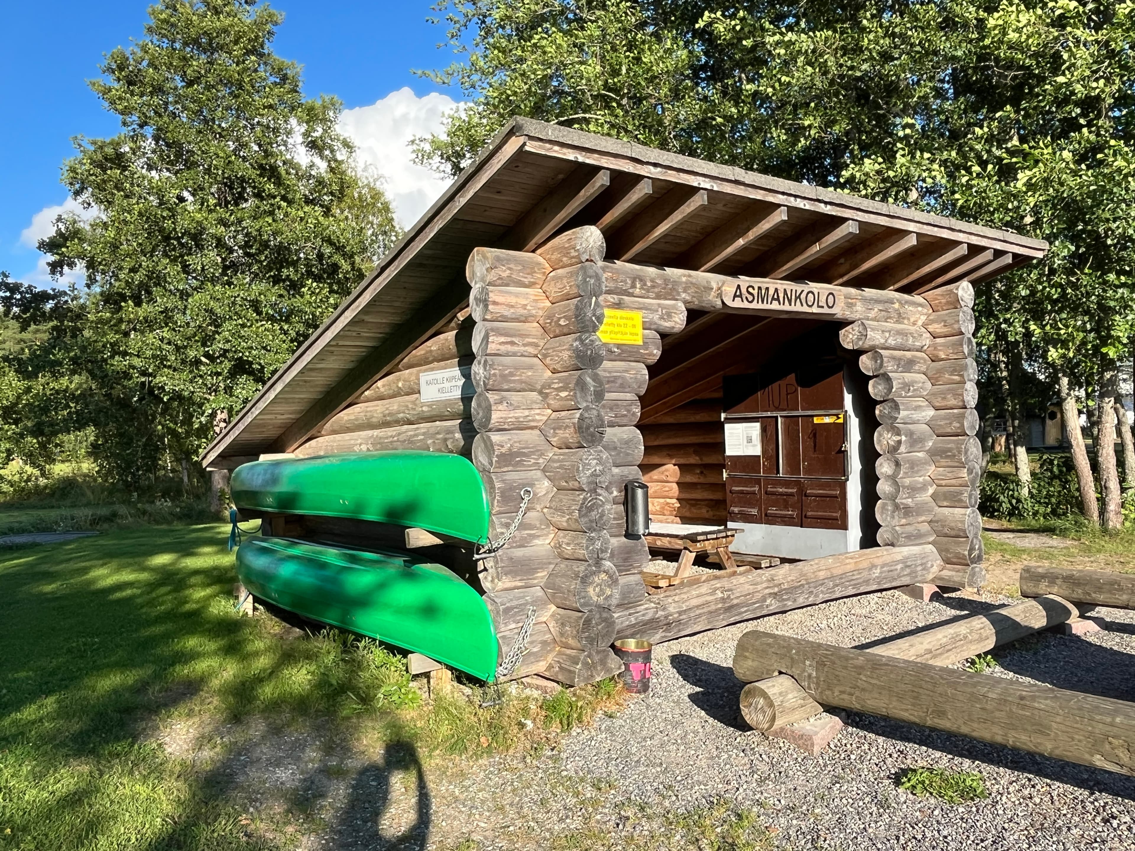 Asmandia ulkoilualueen sydän on Asmankolo-laavu, joka sijaitsee aivan mynäjoen rannalla.