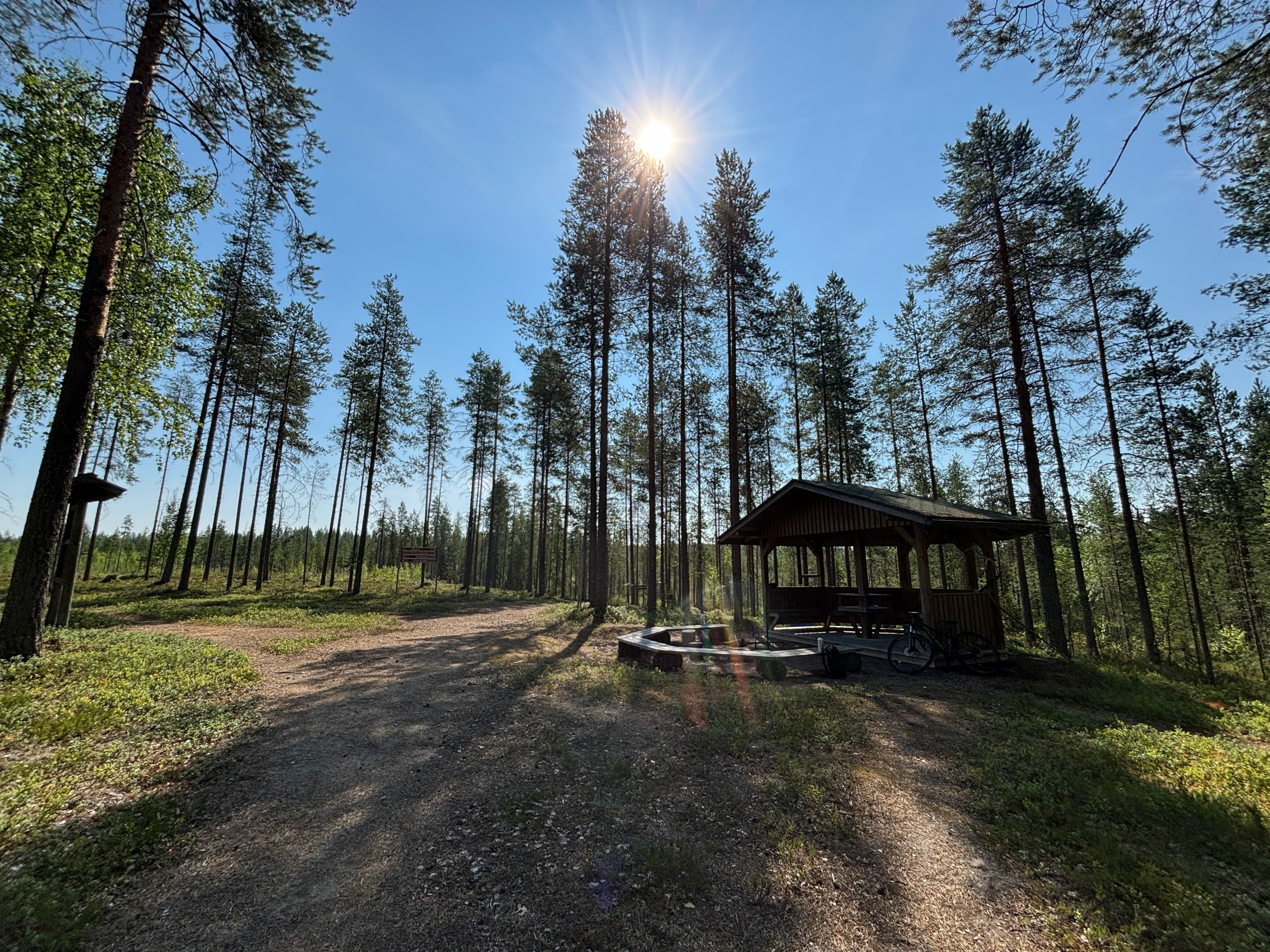 Hepokankaan nuotiopaikka metsämaisemassa.