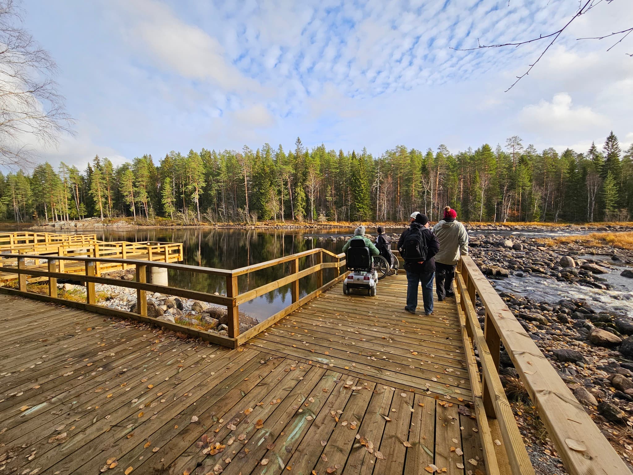 Suurikokoinen laituri, jossa puiset kaiteet. 