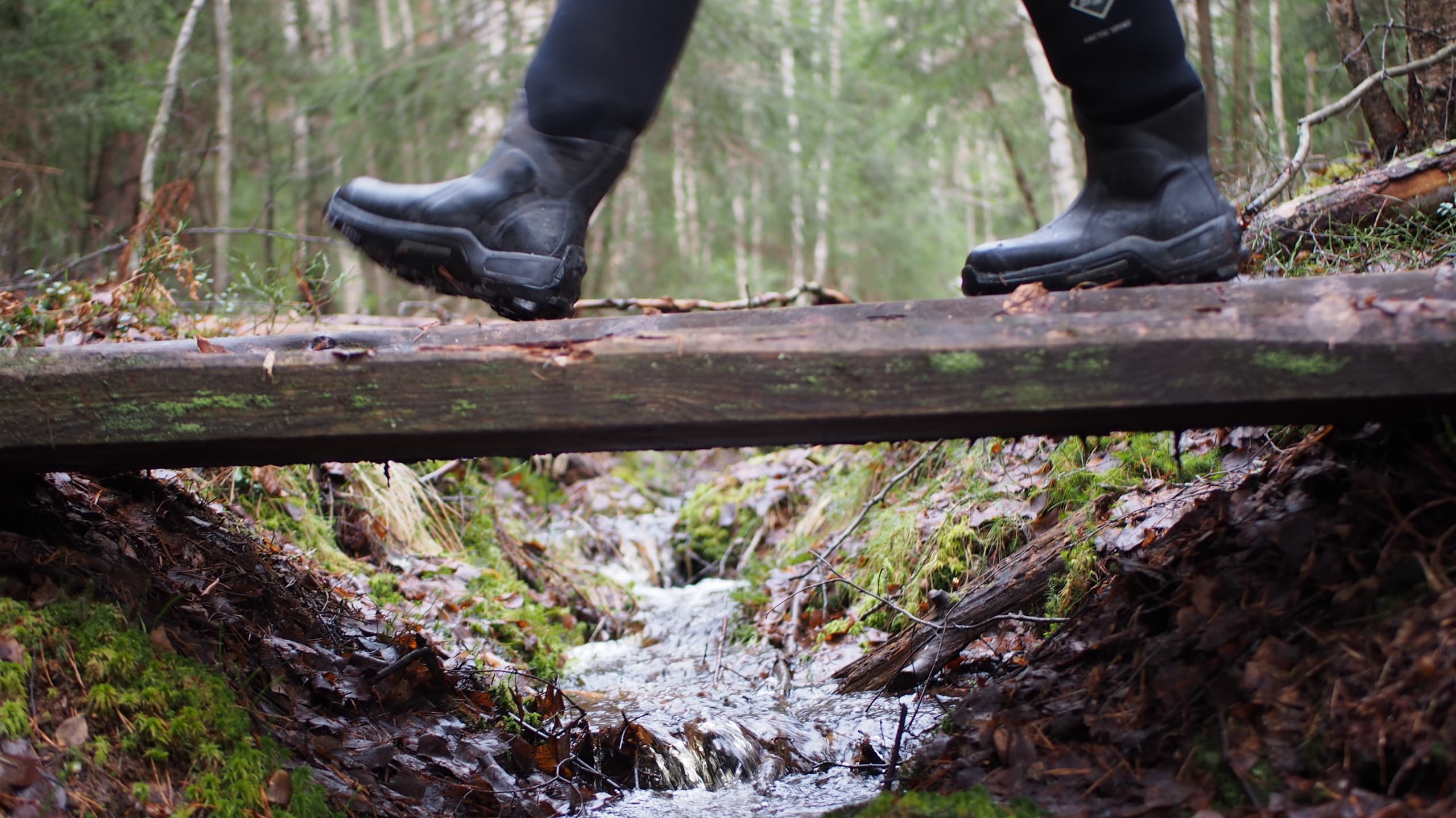 Pitkokset kapean puron yli. 