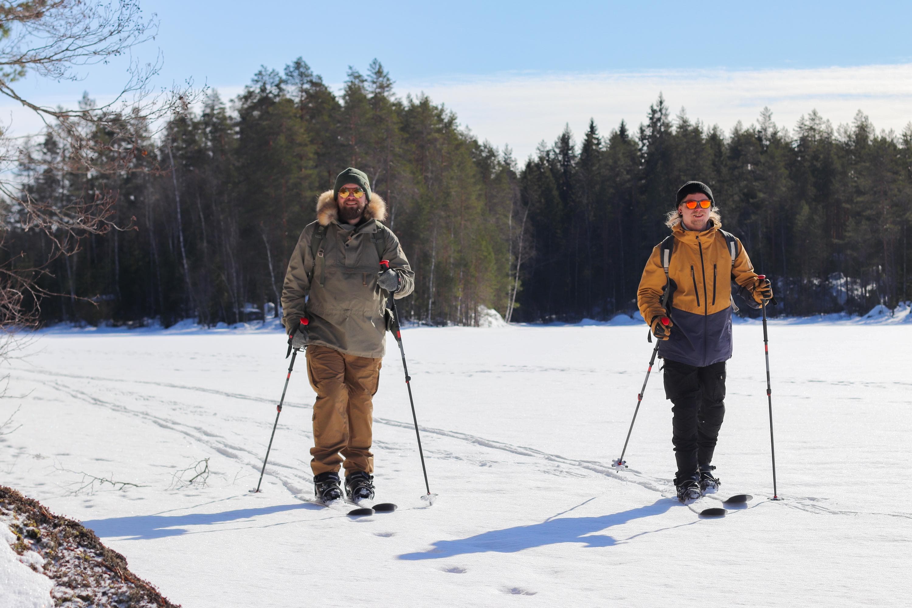 Kuva: Minna Jakosuo Hiihtäjiä järven jäällä.