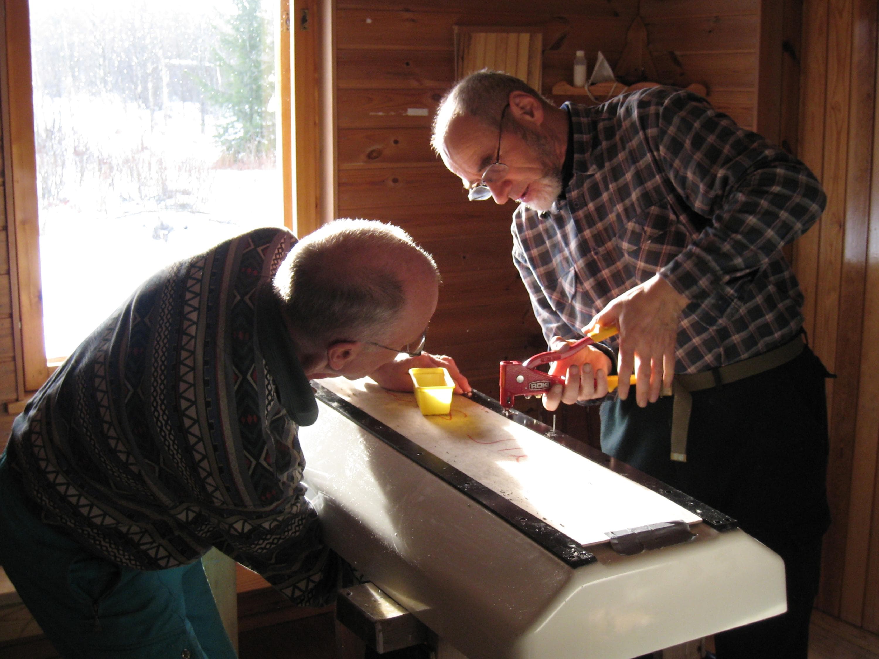 Bild: Tuomo Väliaho Två personer servar en pulka.