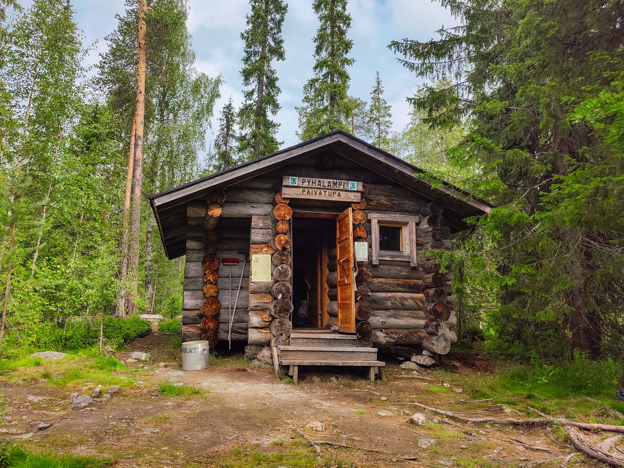 Kuva: Pinja Haggren Pyhälammen päivätupa on puiden ympäröimä.
