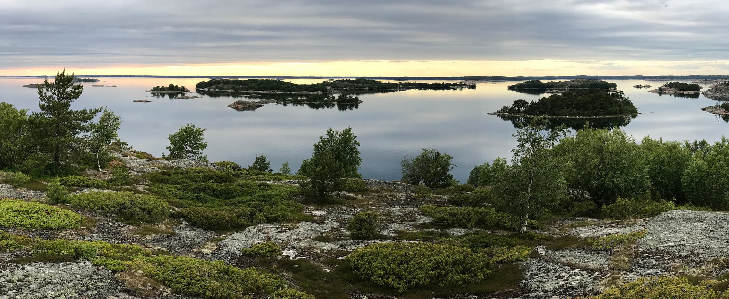 Kuva: Martti Komulainen Saaren korkeimmalta kohdalta länteen ja tyynelle merelle otettu kuva auringon viimeisistä hetkistä horisontissa kesällä.