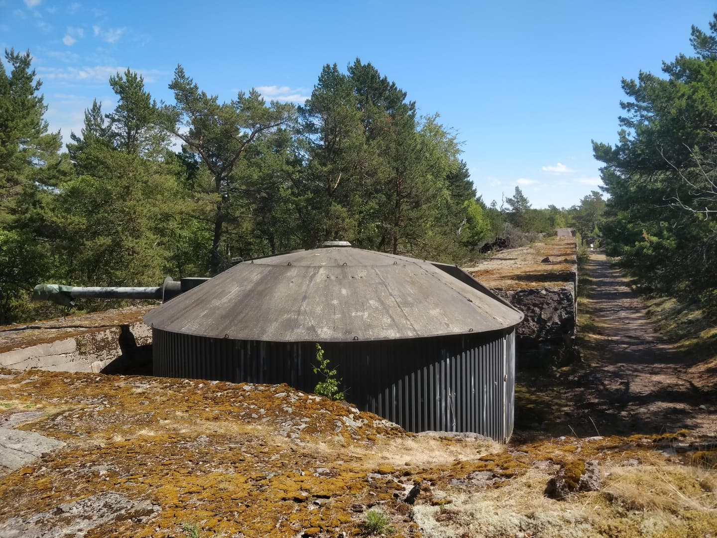 Kuva: Maija Jortikka Maastossa pyöreäkupuinen rakennus ja vanha tykki.