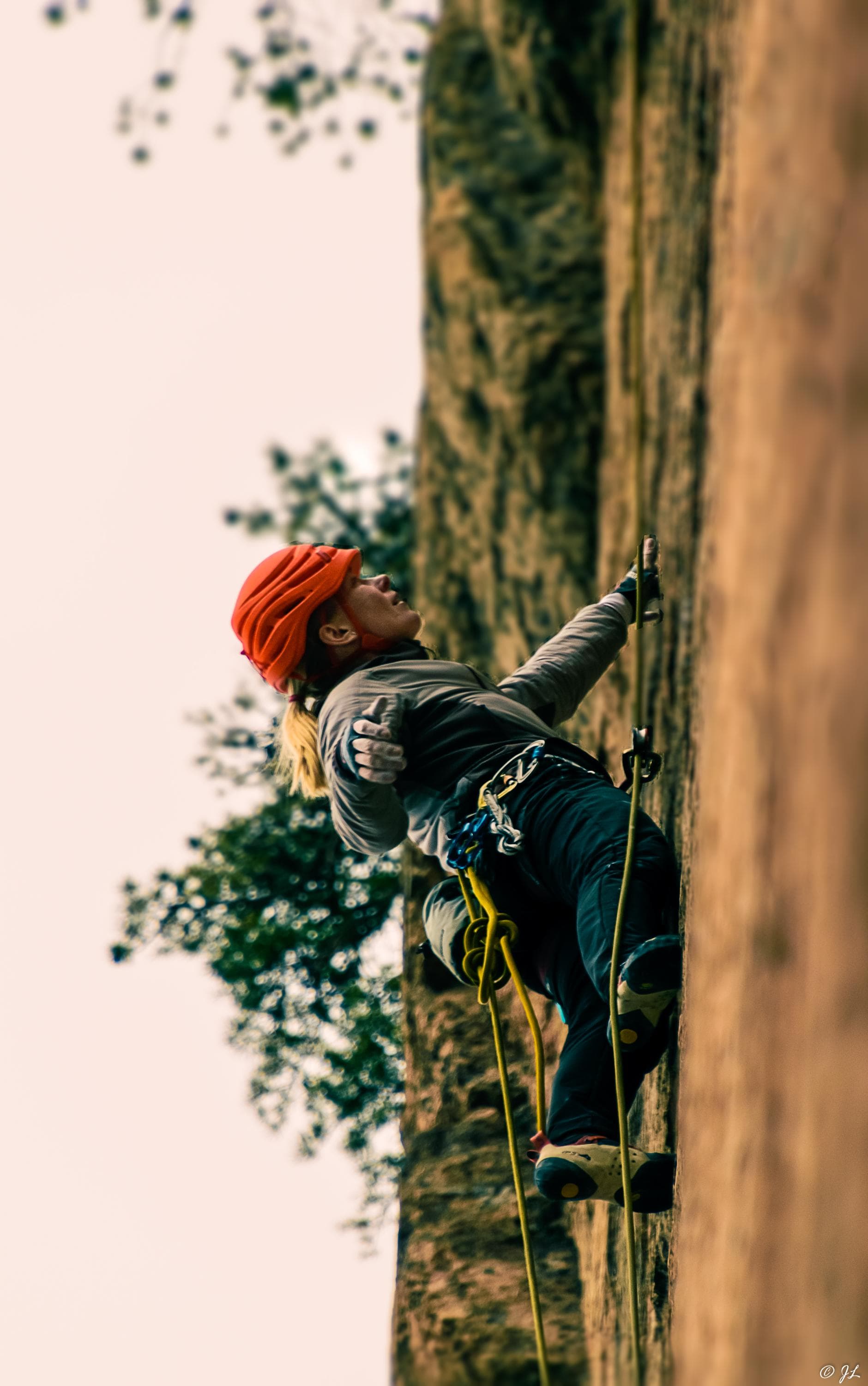 Kuva: Jarno Laitinen Kiipeilijä tekee yläköysisooloa kalliolla kypärä päässään.