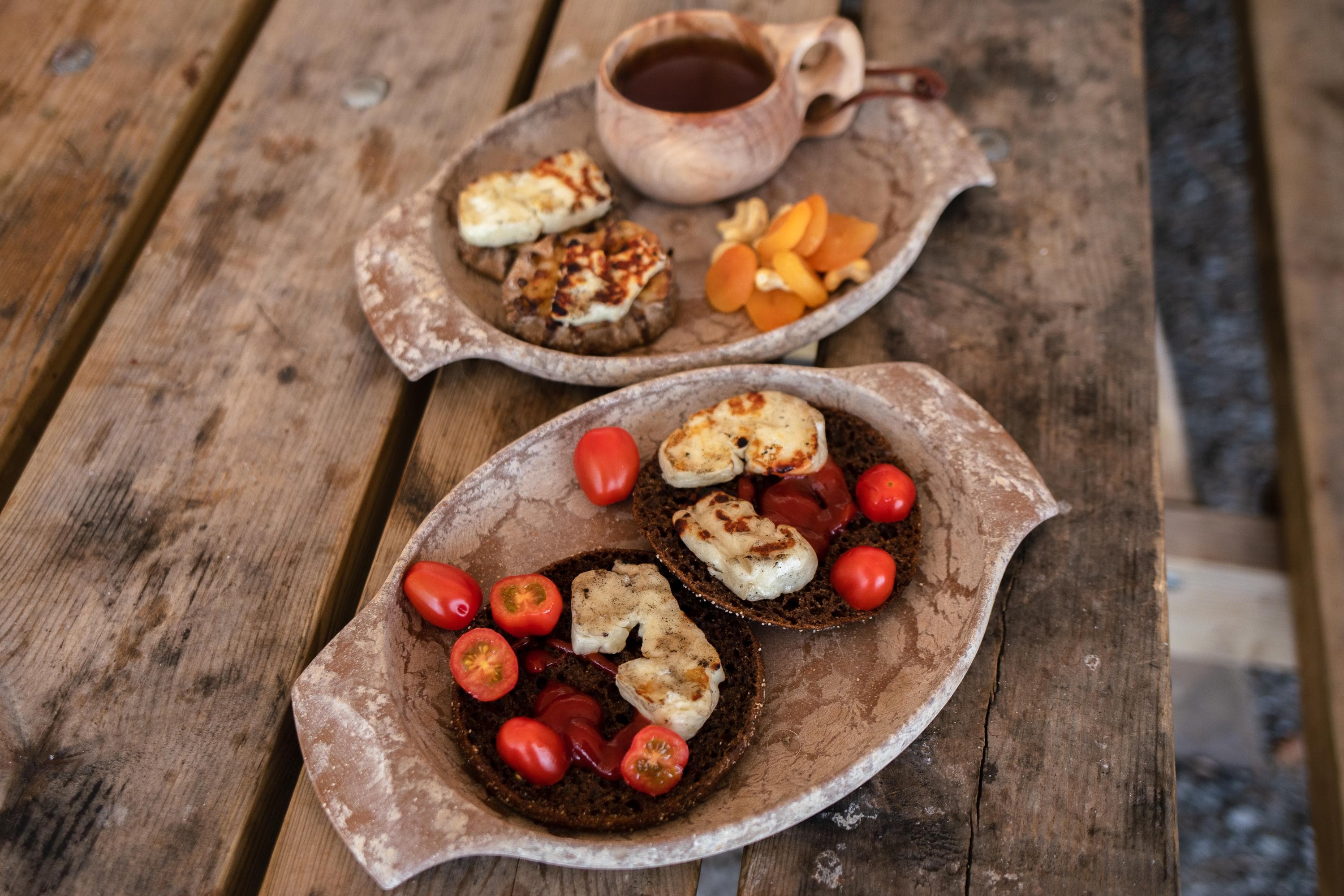 Kuva: Ulla Keituri Valmiit grillatut retkieväät kahdella lautasella.