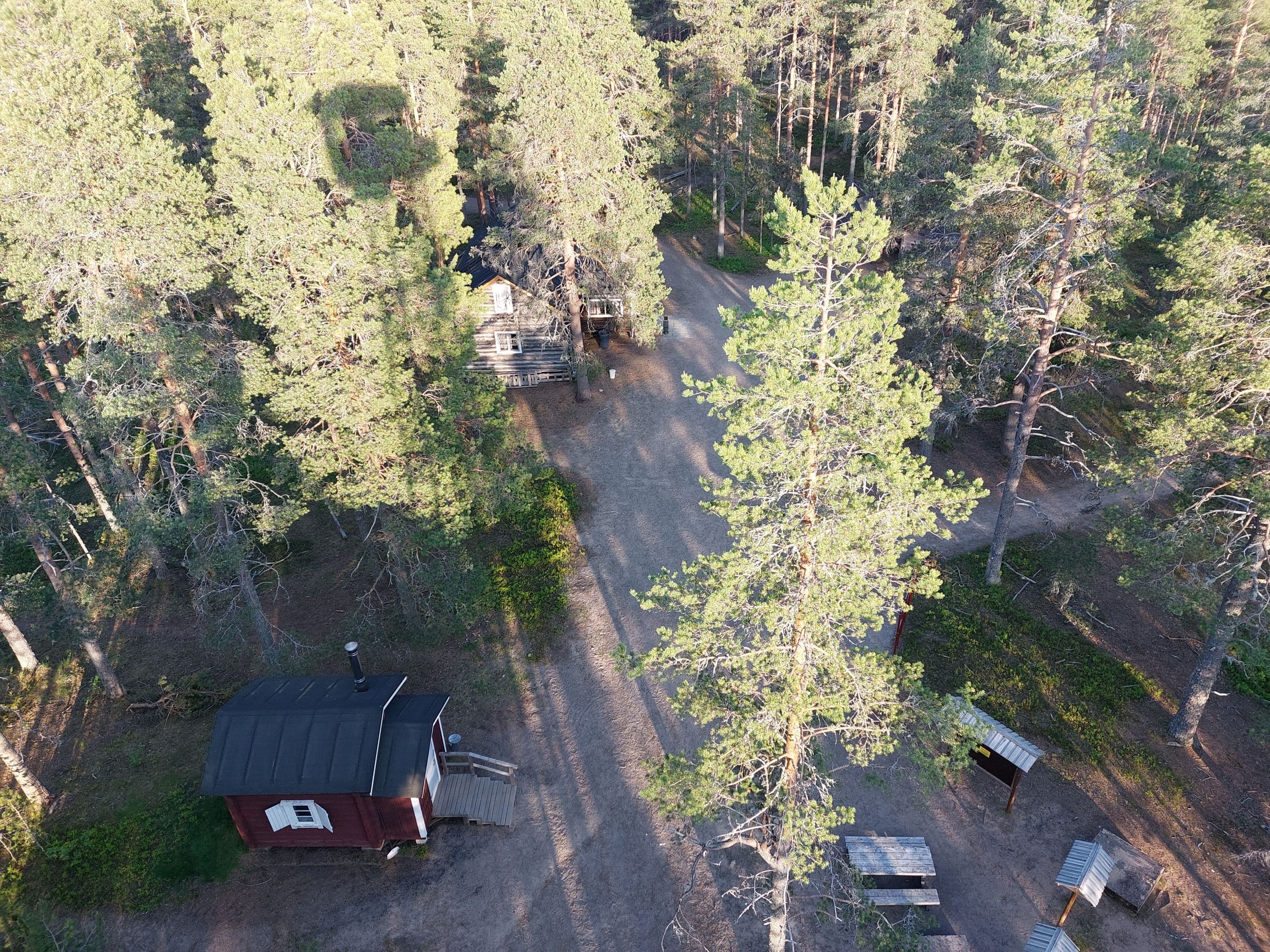 Kuva: Ismo Lampi Ylhäältä kuvattu näkymä Pookivaaran pihapiiriin. Avoimen pihan reunoilla on rakennuksia.