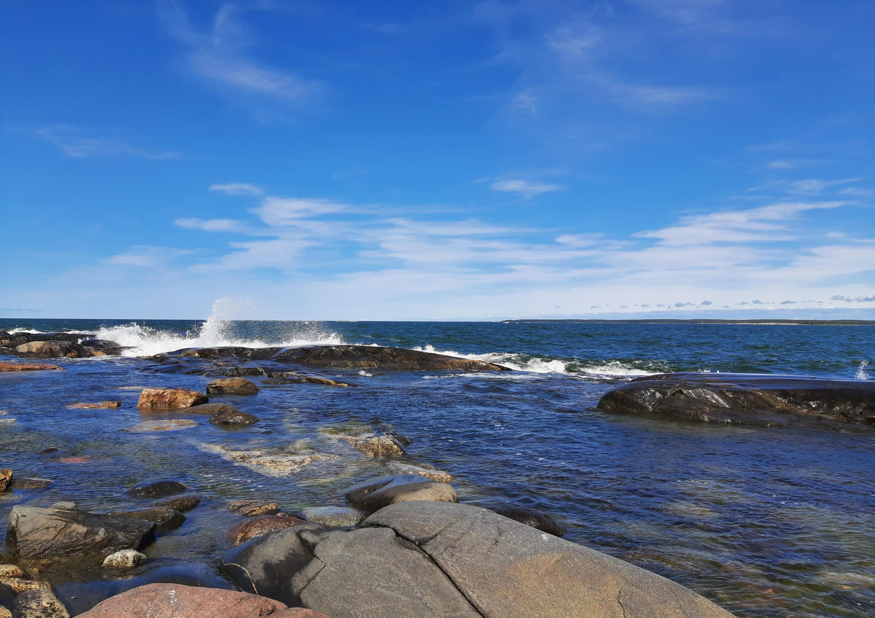 Image: Marjo Kekki A seascape where waves crash against the coastal rocks.