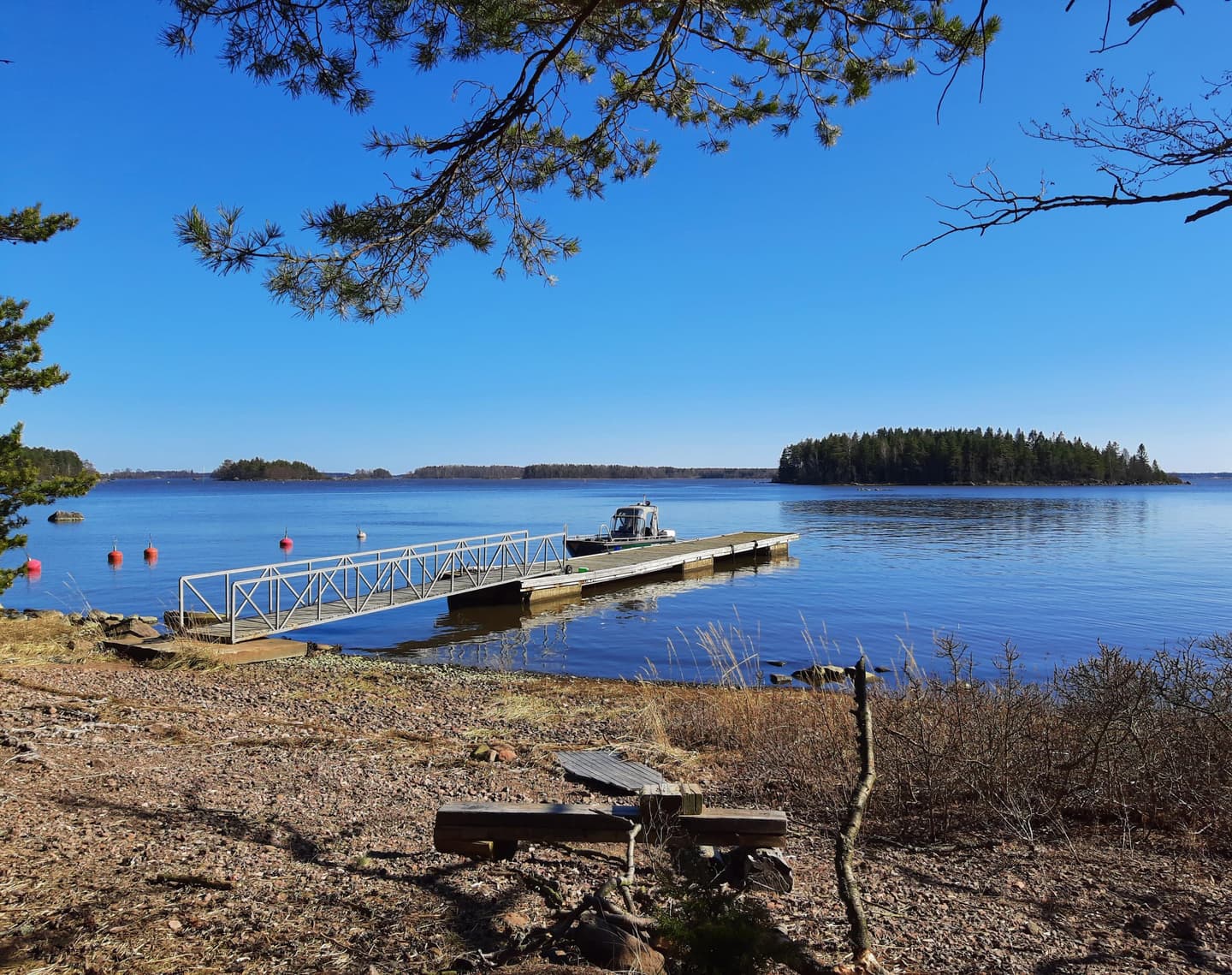 Kuva: Marjo Kekki Pitkä venelaituri johtaa saaren rantaan.