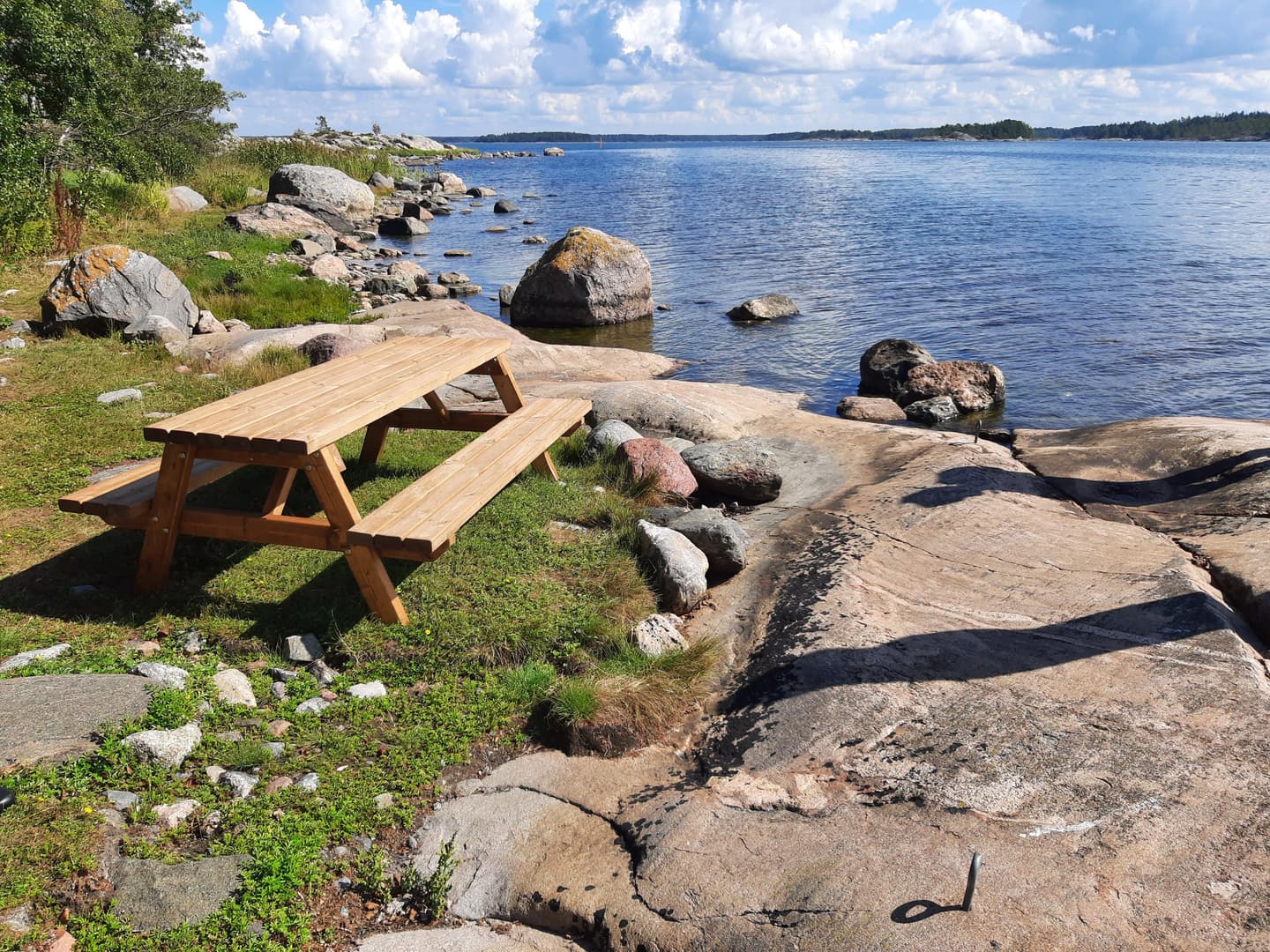 Kuva: Marjo Kekki Piknikpöytä kalliolla meren rannassa.
