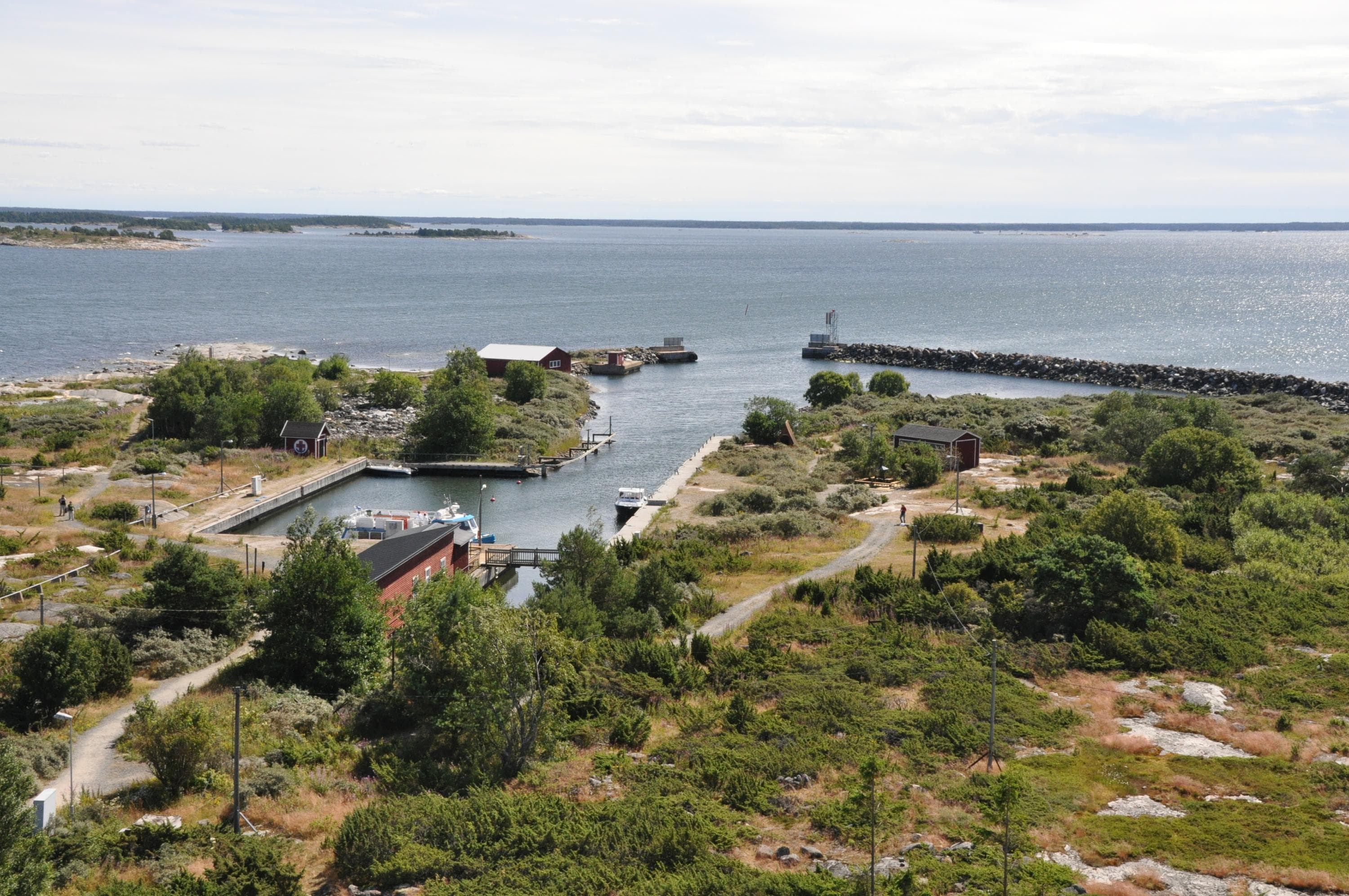 Image: Heidi Arponen A view of the open sea, with a guest harbor on an island in the foreground.